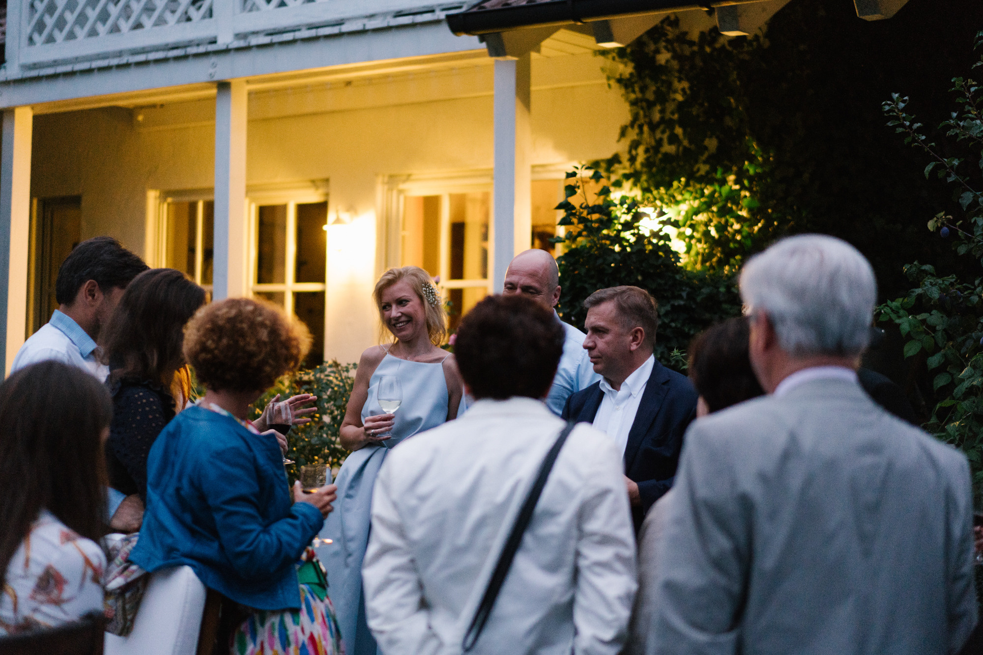 Ehrlicher Hochzeitsfotograf im Garten am Starnberger See, München. Inna Zaytseva Photography | Fotografin in München | Content Creation
