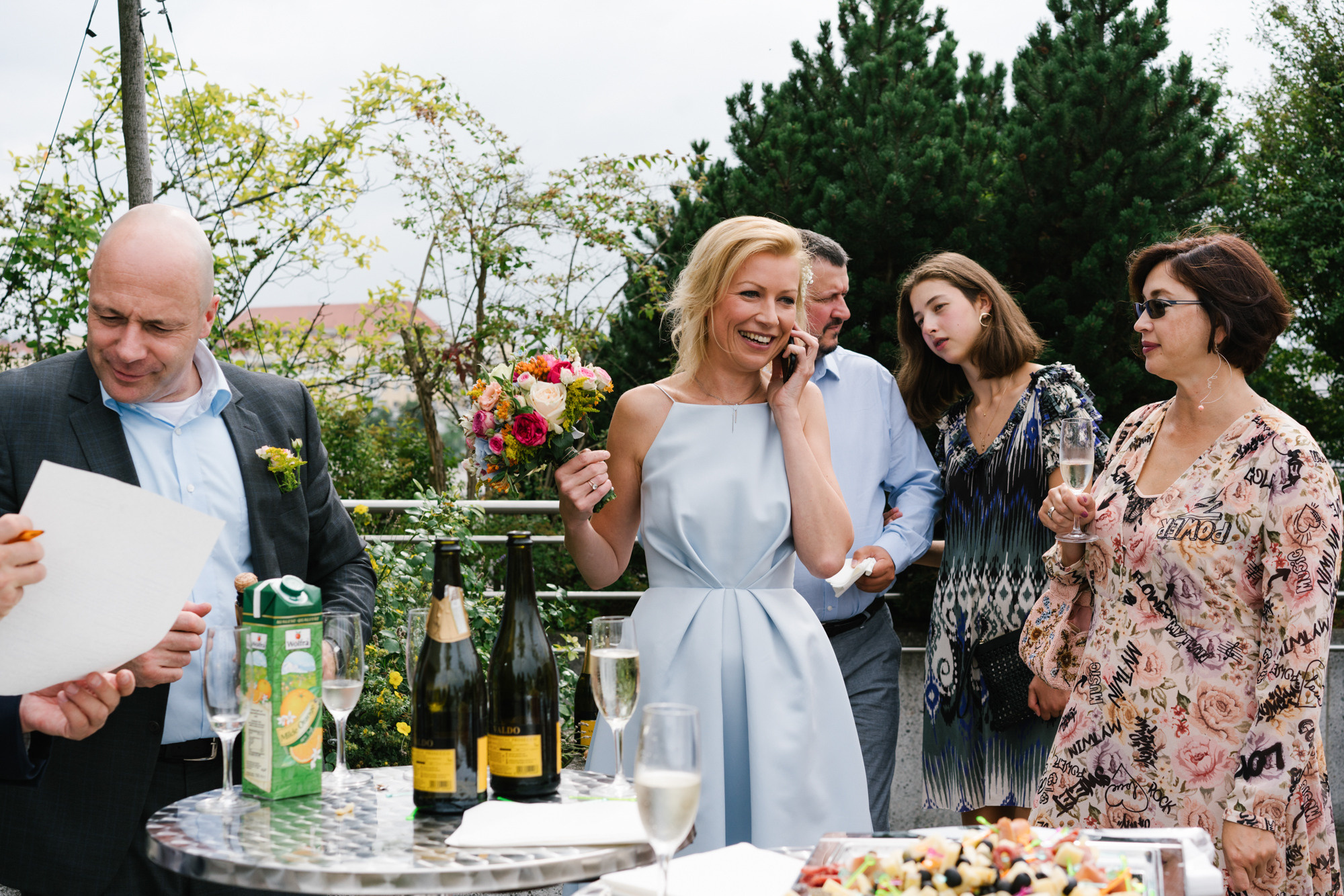 Ehrlicher Hochzeitsfotograf im Garten am Starnberger See, München. Inna Zaytseva Photography | Fotografin in München | Content Creation