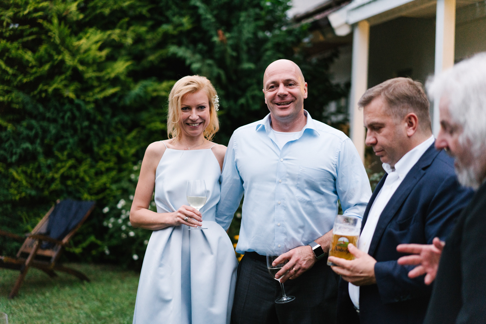 Ehrlicher Hochzeitsfotograf im Garten am Starnberger See, München. Inna Zaytseva Photography | Fotografin in München | Content Creation