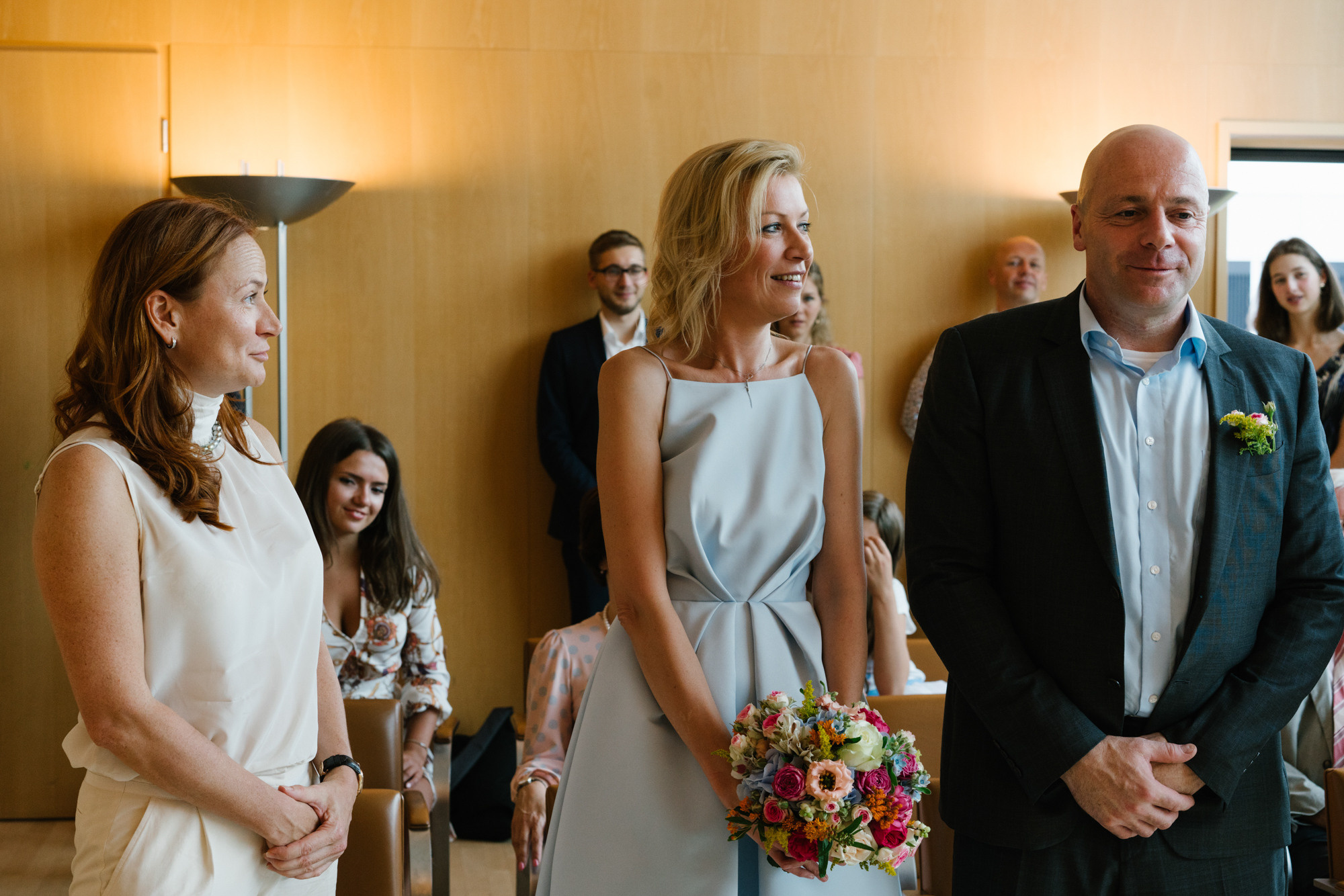 Ehrlicher Hochzeitsfotograf im Garten am Starnberger See, München. Inna Zaytseva Photography | Fotografin in München | Content Creation