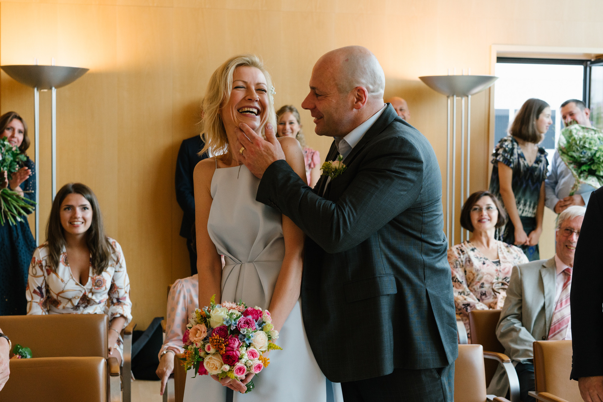 Ehrlicher Hochzeitsfotograf im Garten am Starnberger See, München. Inna Zaytseva Photography | Fotografin in München | Content Creation