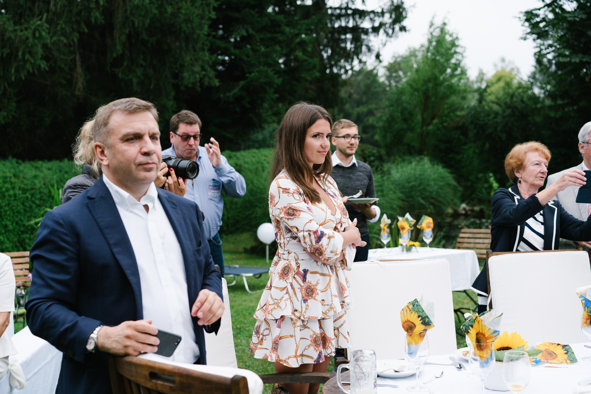 Ehrlicher Hochzeitsfotograf im Garten am Starnberger See, München. Inna Zaytseva Photography | Fotografin in München | Content Creation