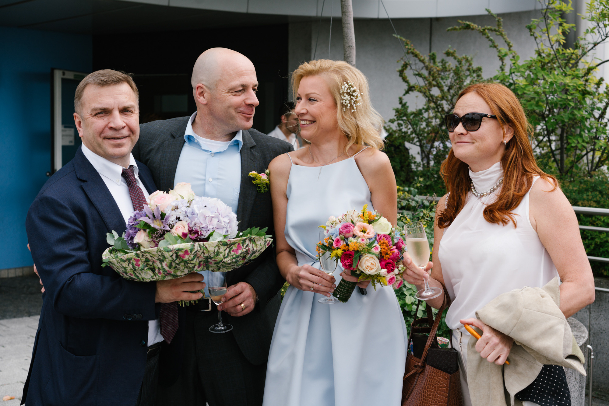 Ehrlicher Hochzeitsfotograf im Garten am Starnberger See, München. Inna Zaytseva Photography | Fotografin in München | Content Creation