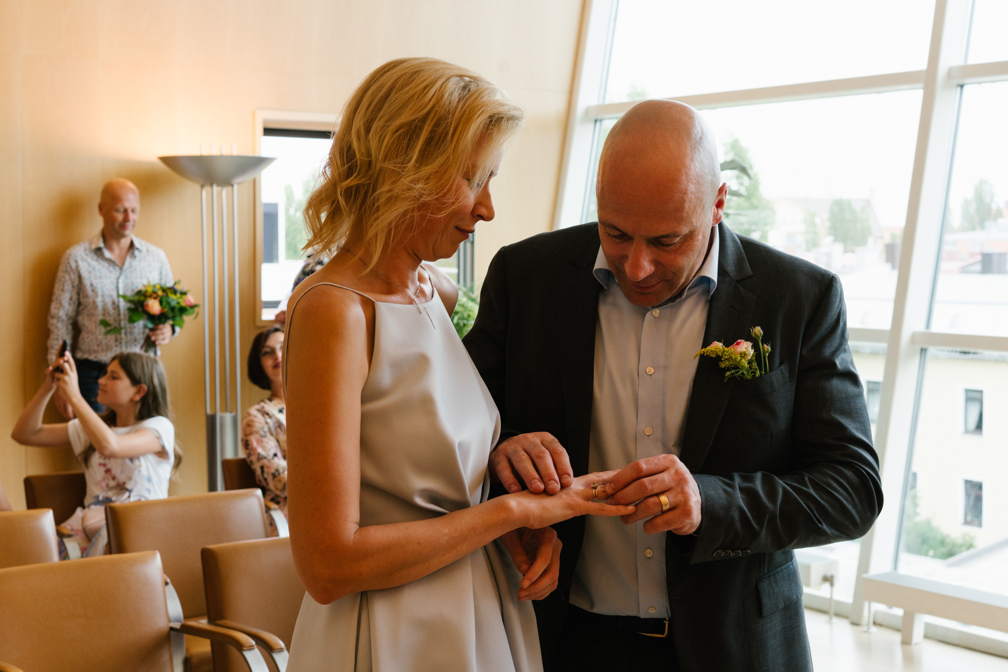 Ehrlicher Hochzeitsfotograf im Garten am Starnberger See, München. Inna Zaytseva Photography | Fotografin in München | Content Creation