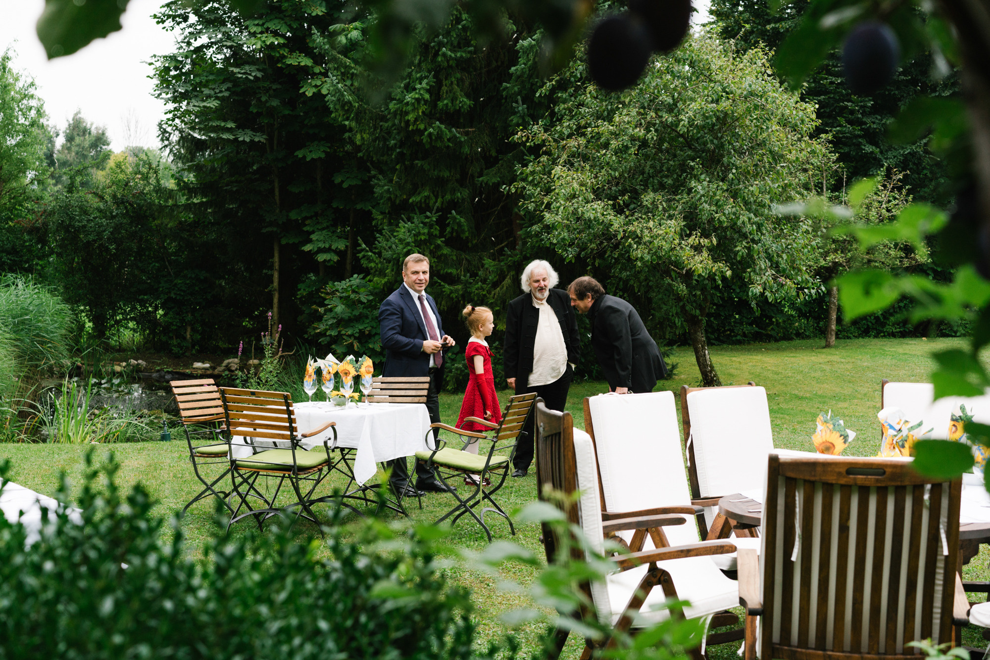Ehrlicher Hochzeitsfotograf im Garten am Starnberger See, München. Inna Zaytseva Photography | Fotografin in München | Content Creation