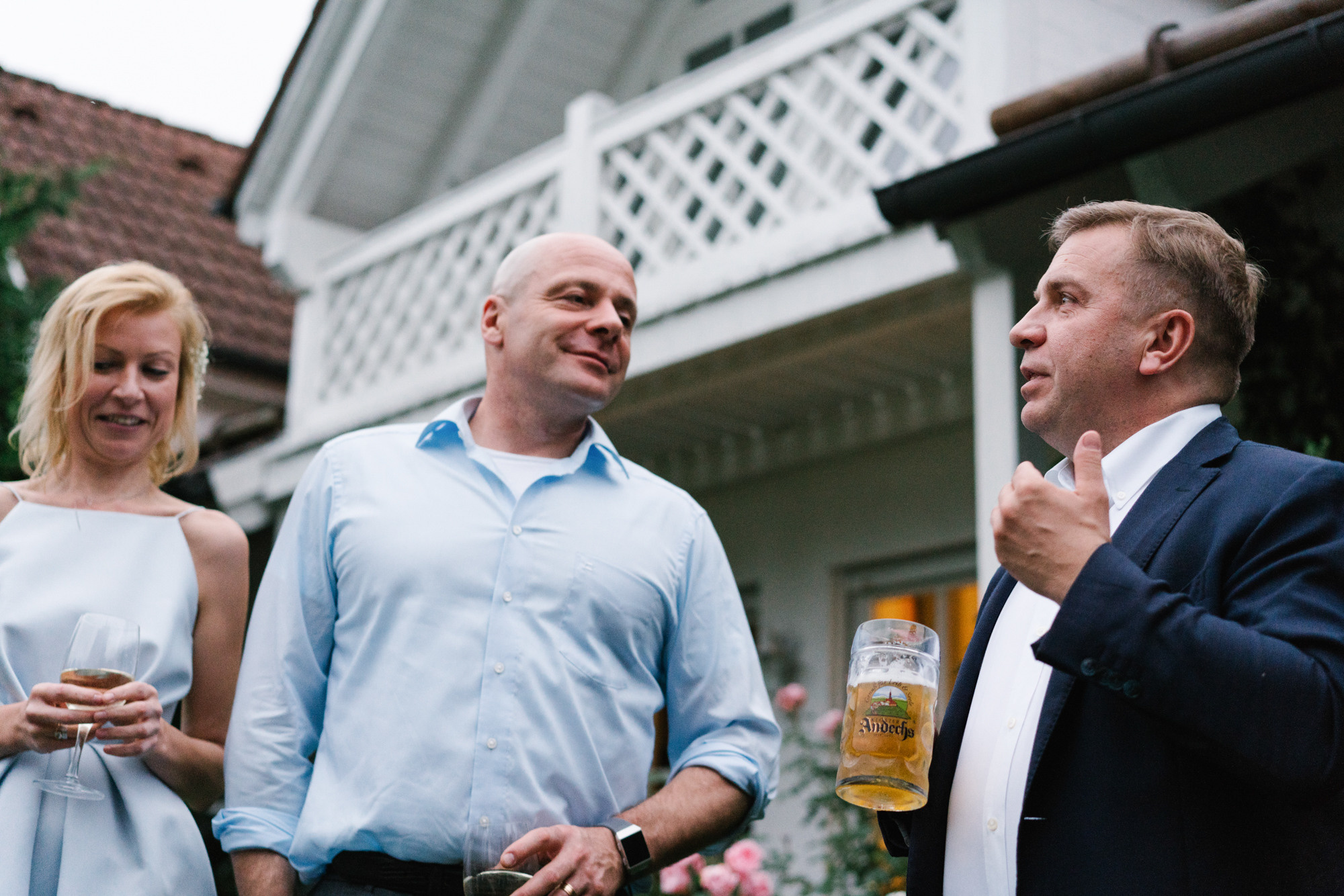 Ehrlicher Hochzeitsfotograf im Garten am Starnberger See, München. Inna Zaytseva Photography | Fotografin in München | Content Creation