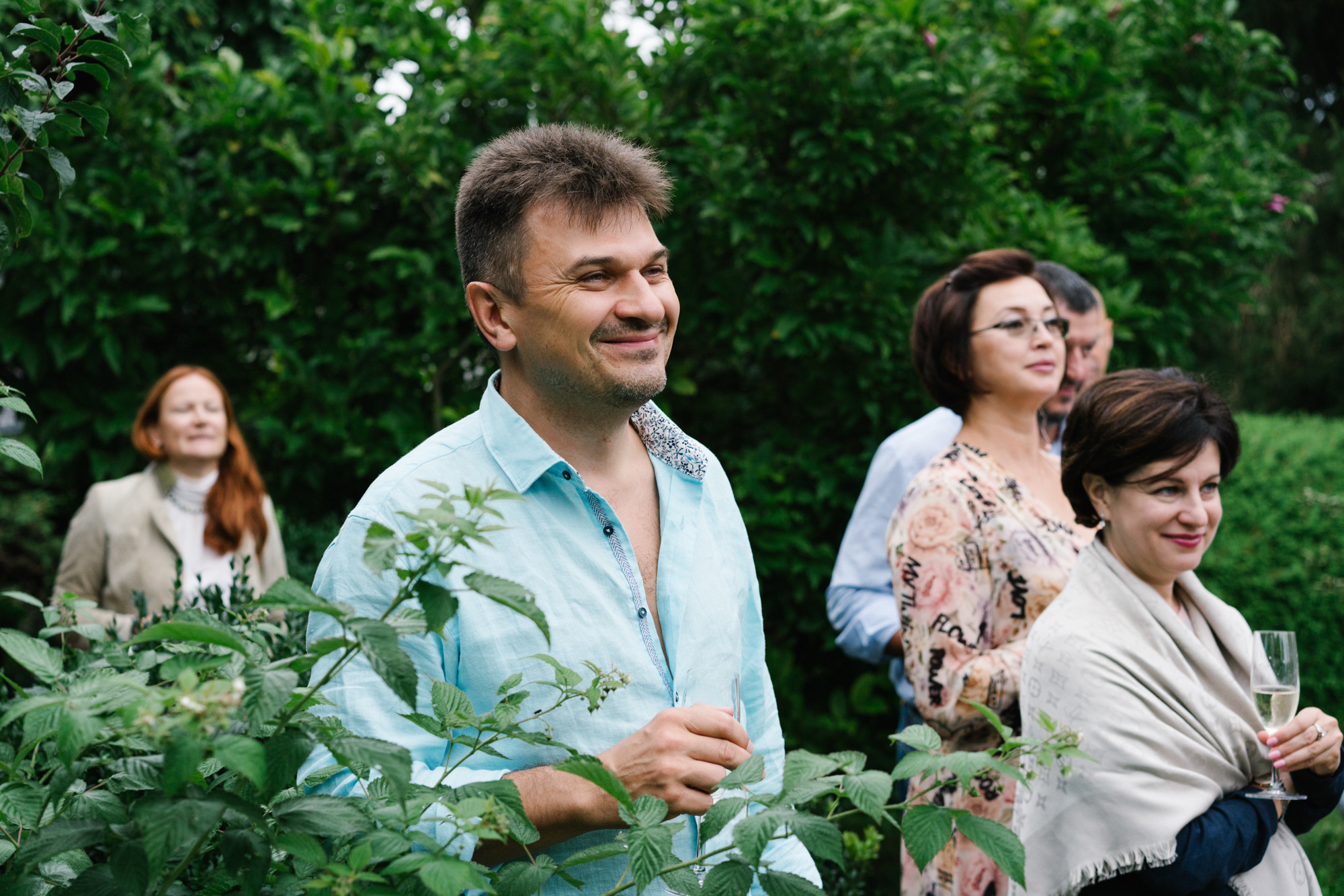 Ehrlicher Hochzeitsfotograf im Garten am Starnberger See, München. Inna Zaytseva Photography | Fotografin in München | Content Creation