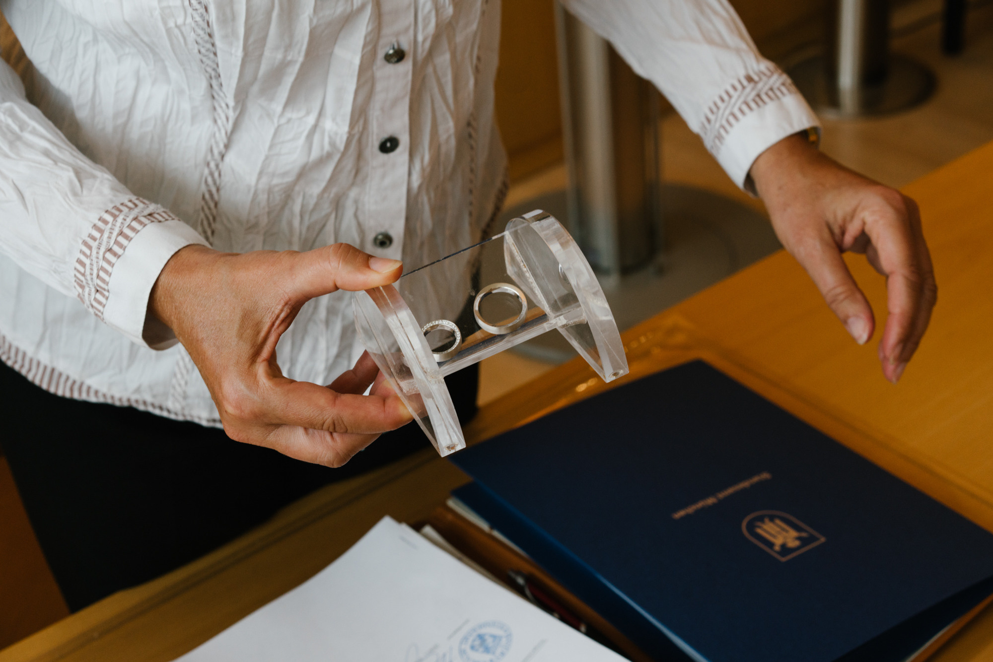 Ehrlicher Hochzeitsfotograf im Garten am Starnberger See, München. Inna Zaytseva Photography | Fotografin in München | Content Creation