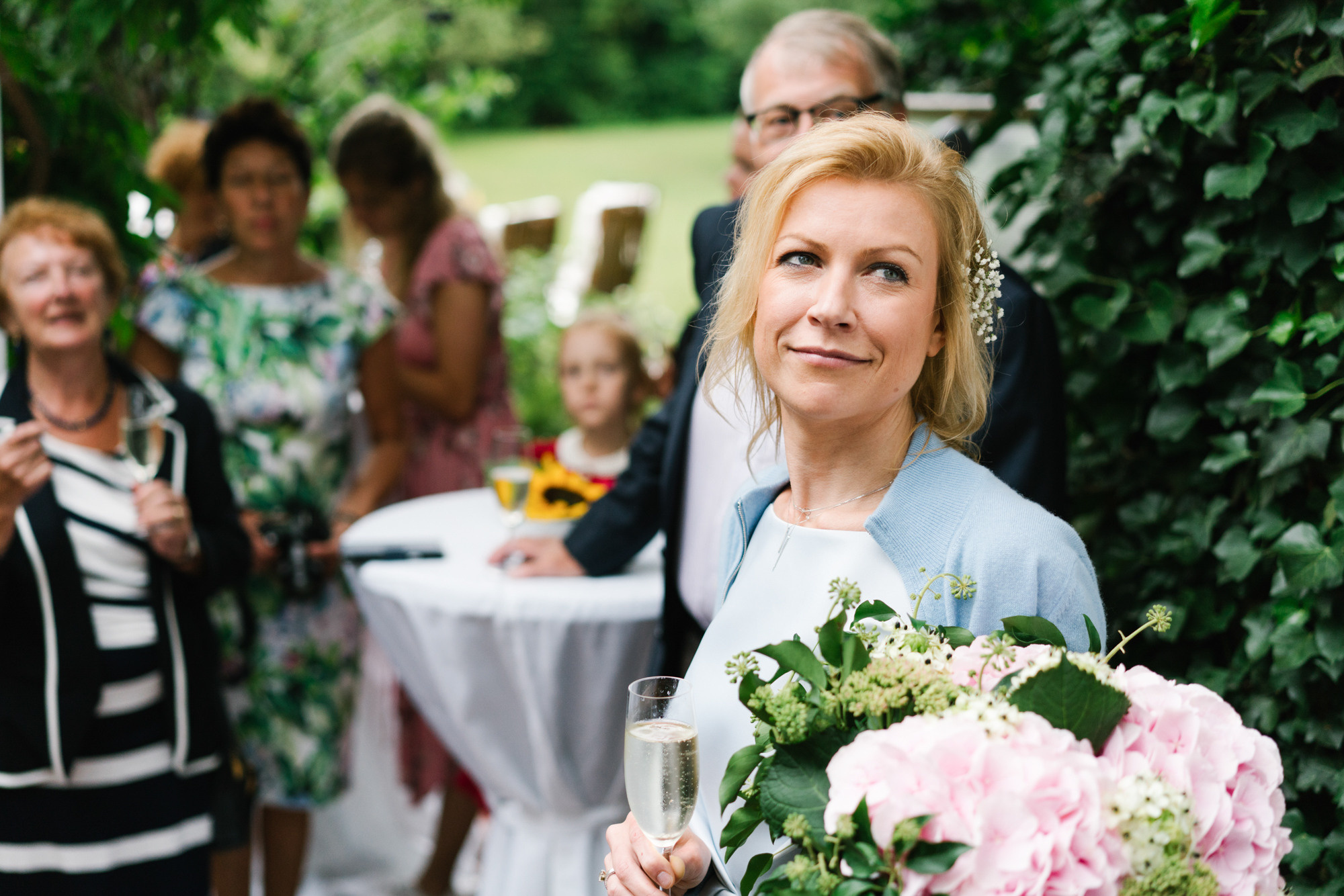 Ehrlicher Hochzeitsfotograf im Garten am Starnberger See, München. Inna Zaytseva Photography | Fotografin in München | Content Creation