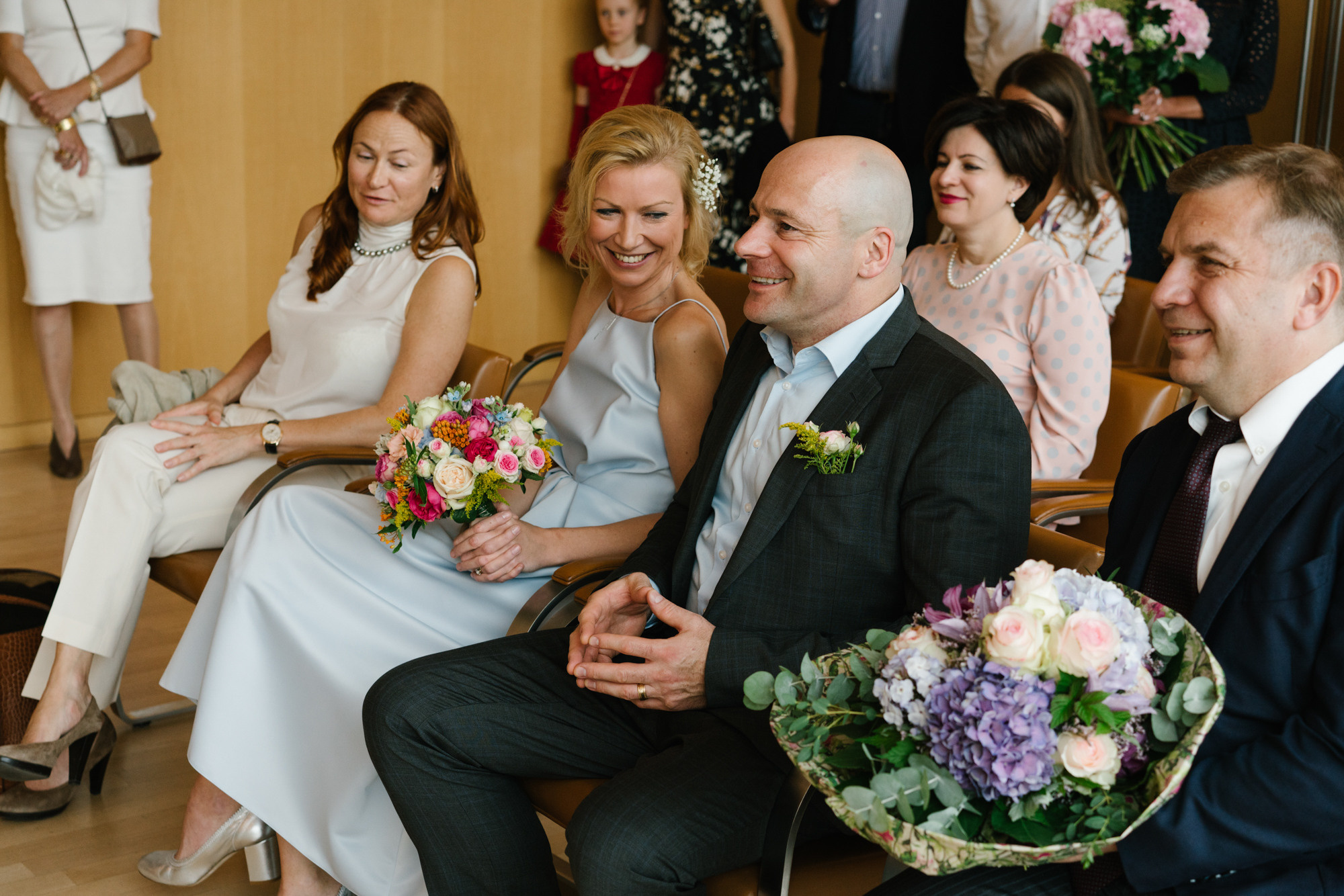 Ehrlicher Hochzeitsfotograf im Garten am Starnberger See, München. Inna Zaytseva Photography | Fotografin in München | Content Creation