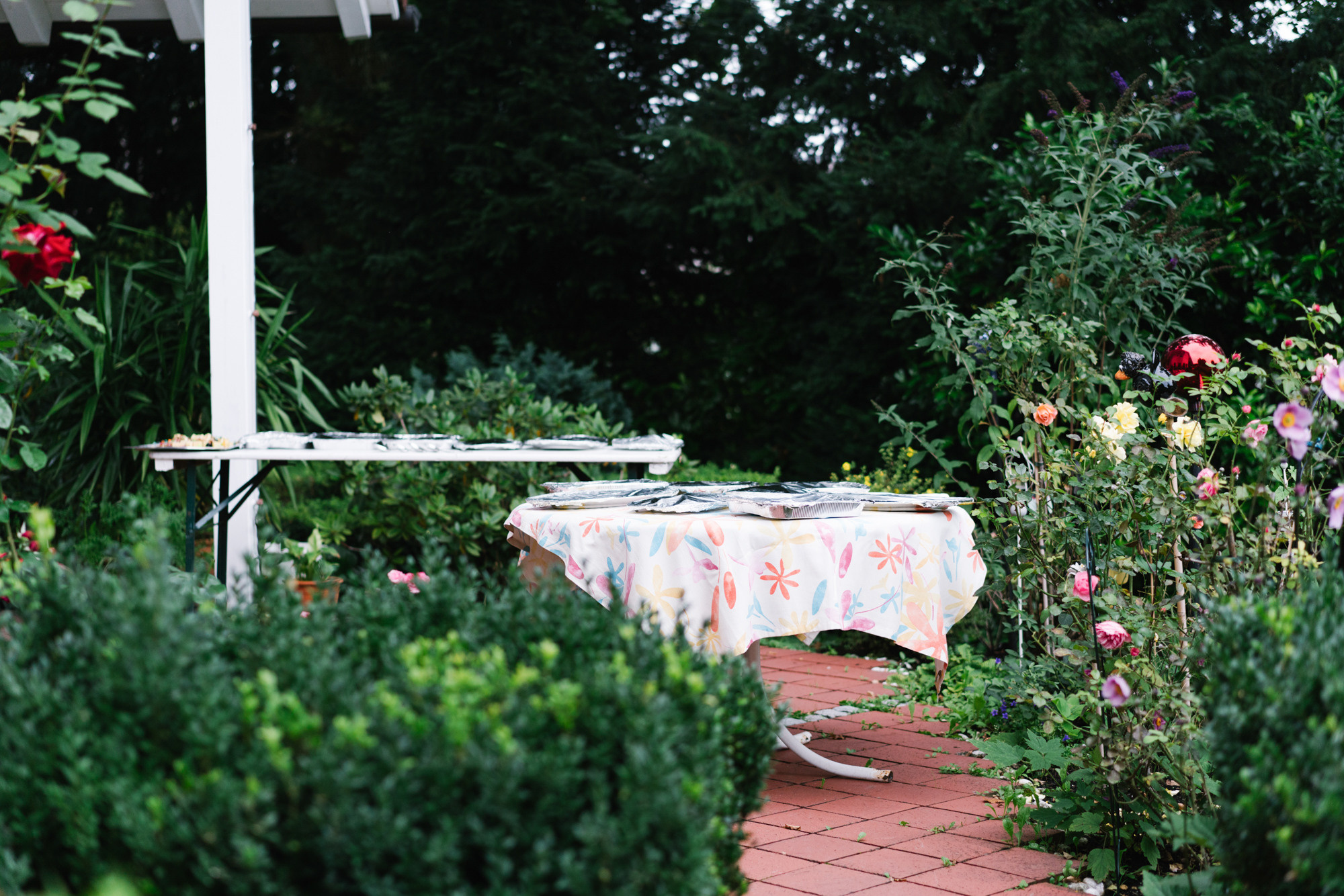 Ehrlicher Hochzeitsfotograf im Garten am Starnberger See, München. Inna Zaytseva Photography | Fotografin in München | Content Creation