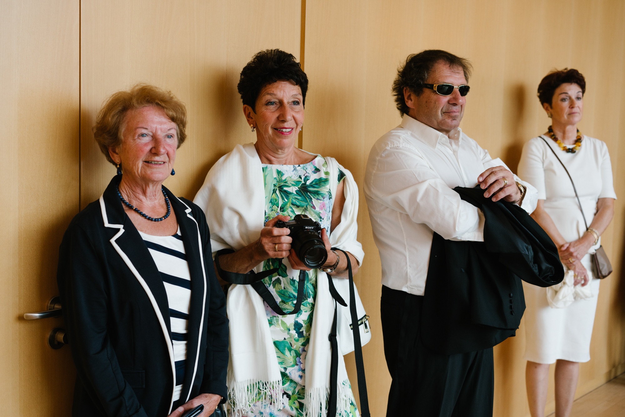 Ehrlicher Hochzeitsfotograf im Garten am Starnberger See, München. Inna Zaytseva Photography | Fotografin in München | Content Creation