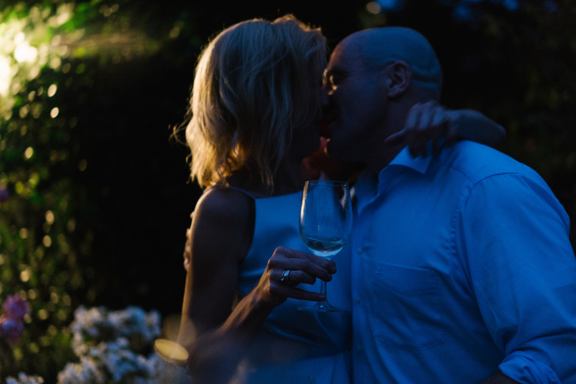 Ehrlicher Hochzeitsfotograf im Garten am Starnberger See, München. Inna Zaytseva Photography | Fotografin in München | Content Creation