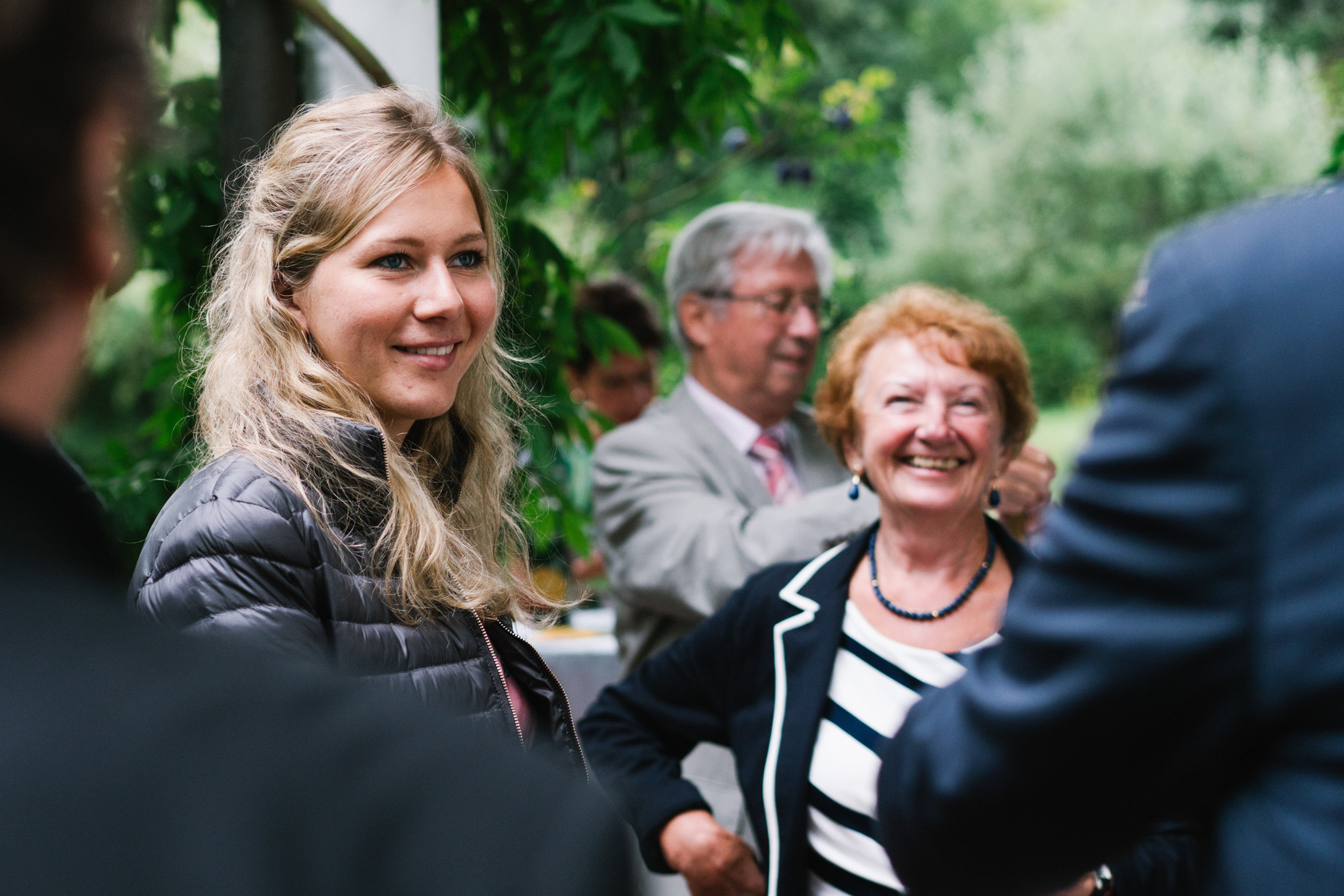Ehrlicher Hochzeitsfotograf im Garten am Starnberger See, München. Inna Zaytseva Photography | Fotografin in München | Content Creation