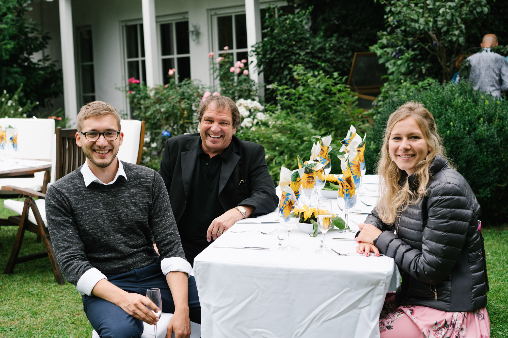 Ehrlicher Hochzeitsfotograf im Garten am Starnberger See, München. Inna Zaytseva Photography | Fotografin in München | Content Creation