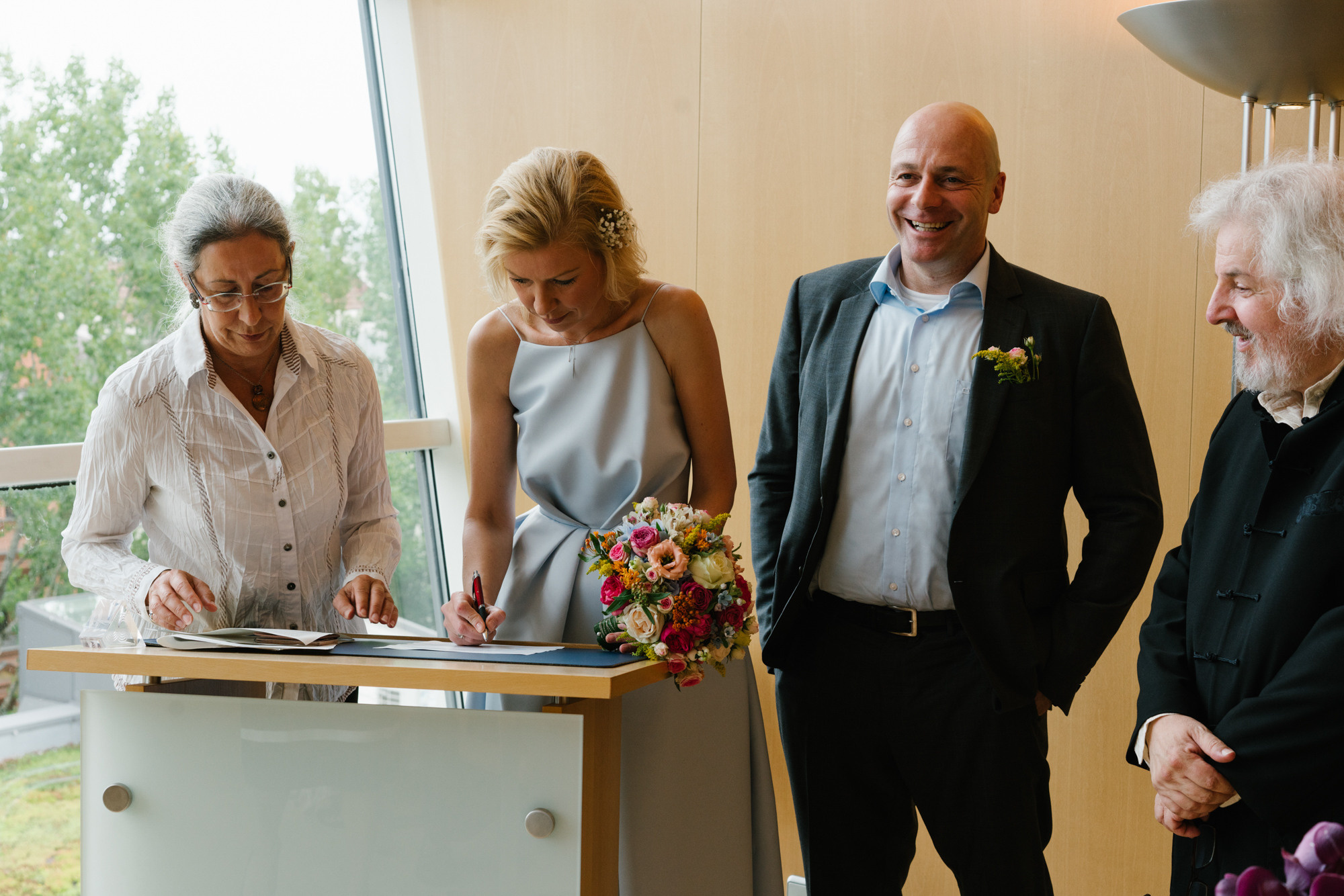 Ehrlicher Hochzeitsfotograf im Garten am Starnberger See, München. Inna Zaytseva Photography | Fotografin in München | Content Creation