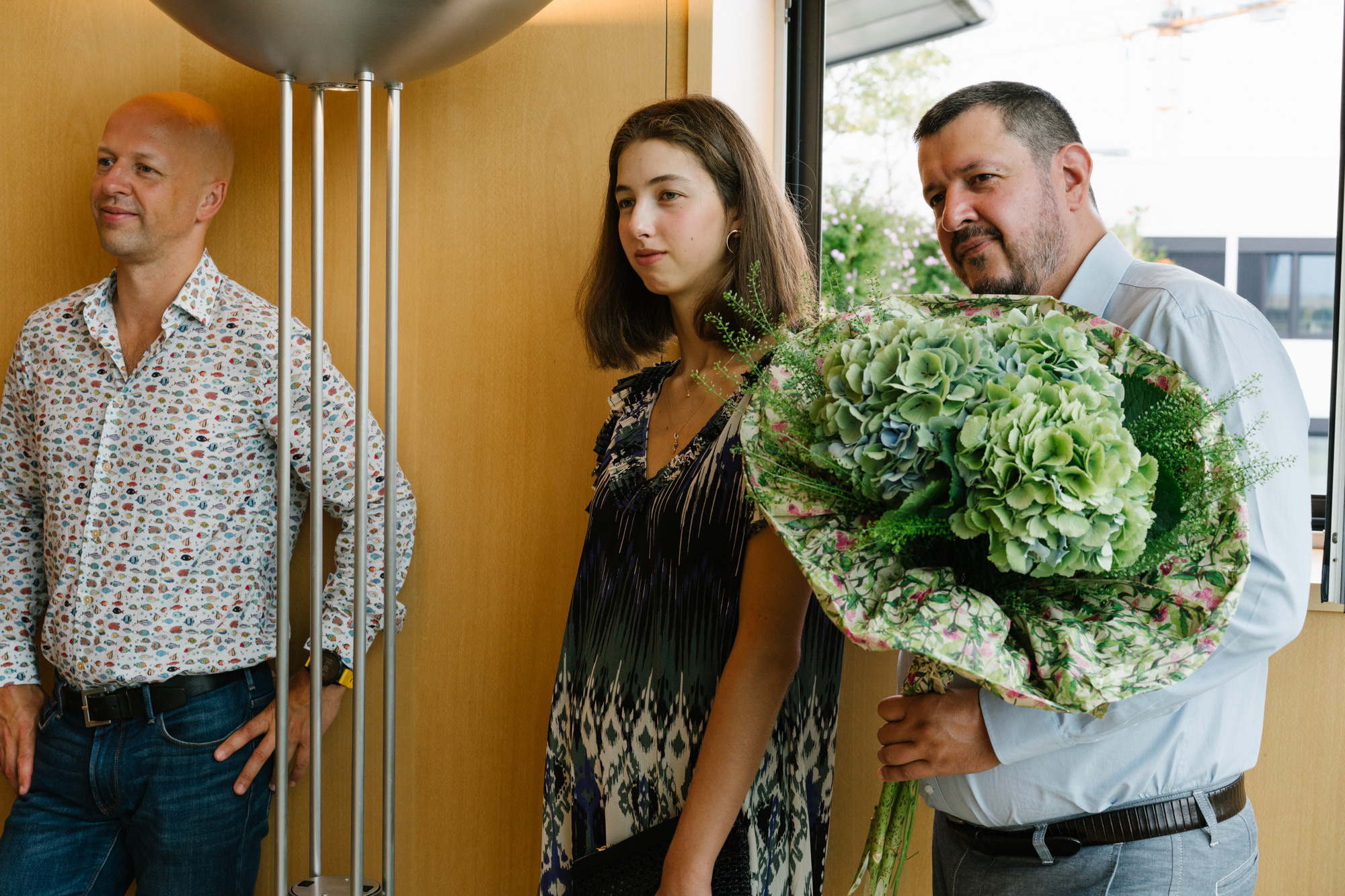 Ehrlicher Hochzeitsfotograf im Garten am Starnberger See, München. Inna Zaytseva Photography | Fotografin in München | Content Creation