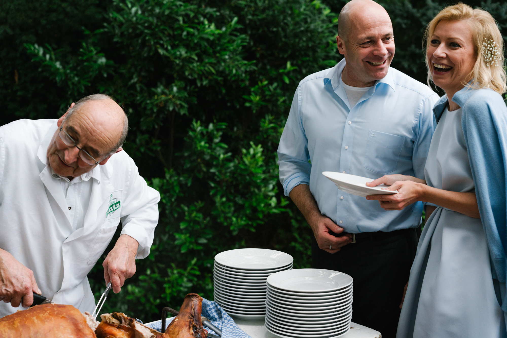Ehrlicher Hochzeitsfotograf im Garten am Starnberger See, München. Inna Zaytseva Photography | Fotografin in München | Content Creation