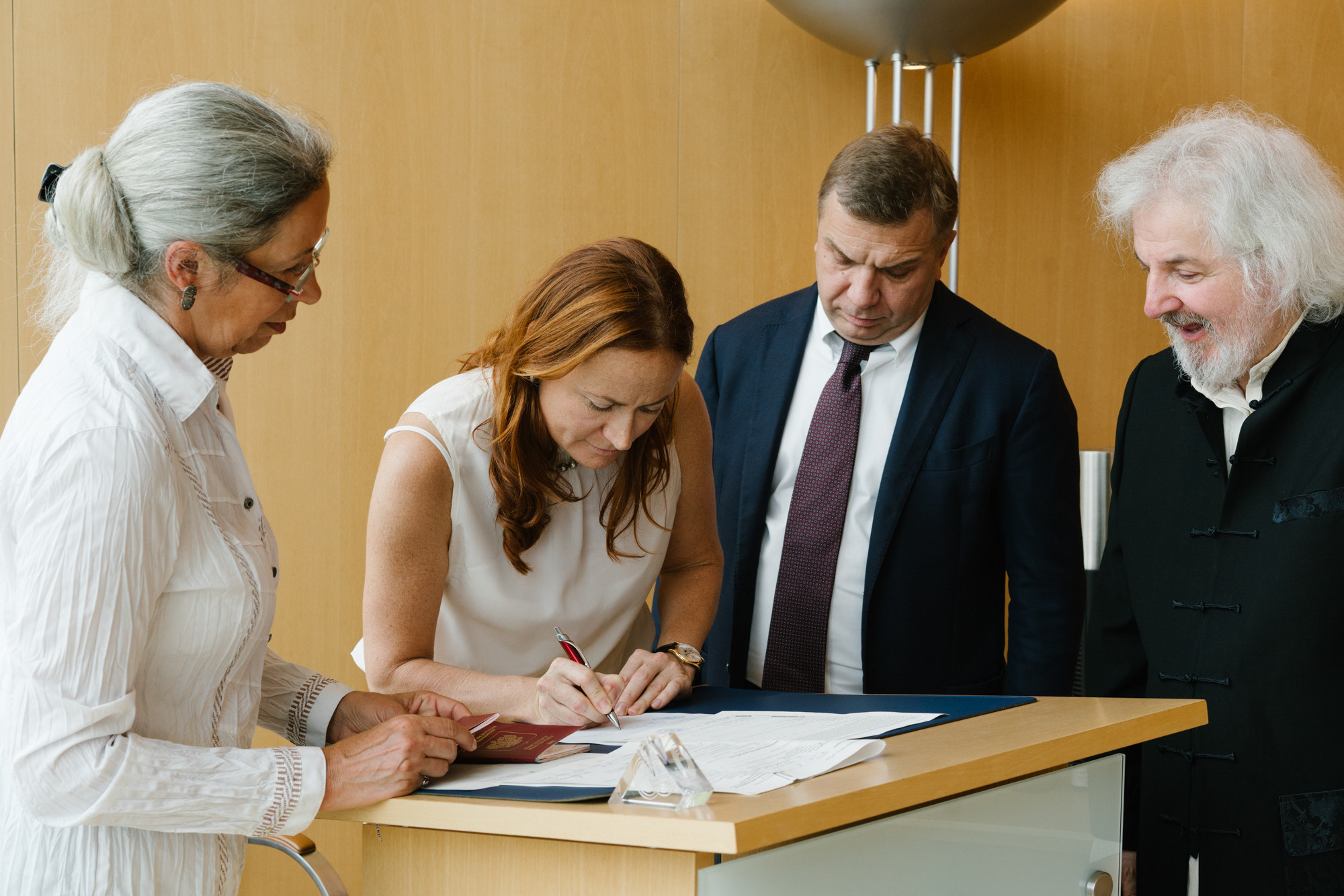 Ehrlicher Hochzeitsfotograf im Garten am Starnberger See, München. Inna Zaytseva Photography | Fotografin in München | Content Creation