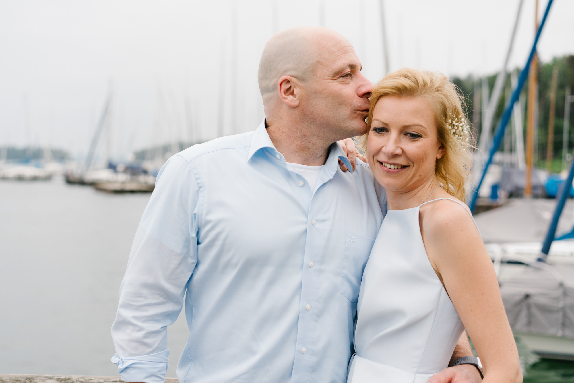 Ehrlicher Hochzeitsfotograf im Garten am Starnberger See, München. Inna Zaytseva Photography | Fotografin in München | Content Creation