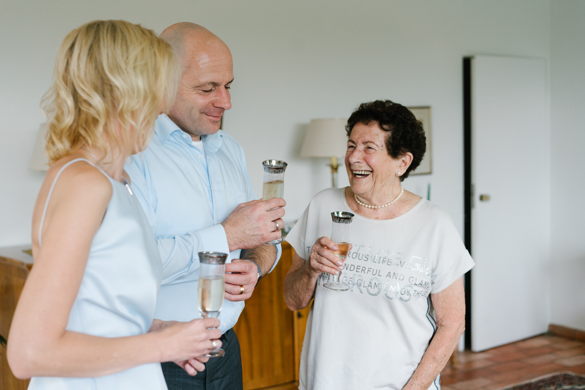 Ehrlicher Hochzeitsfotograf im Garten am Starnberger See, München. Inna Zaytseva Photography | Fotografin in München | Content Creation