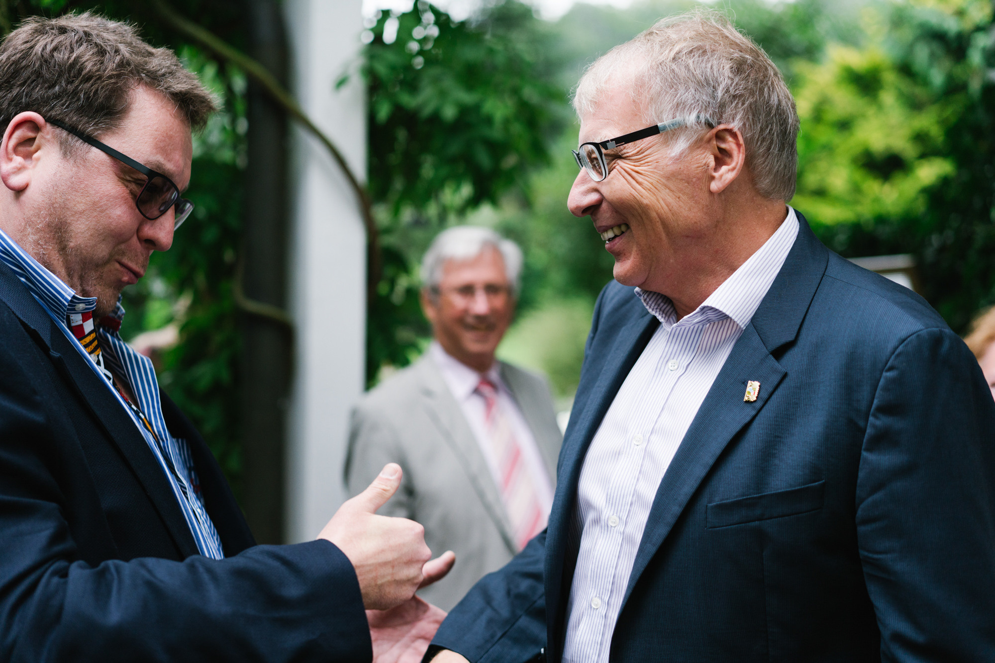 Ehrlicher Hochzeitsfotograf im Garten am Starnberger See, München. Inna Zaytseva Photography | Fotografin in München | Content Creation