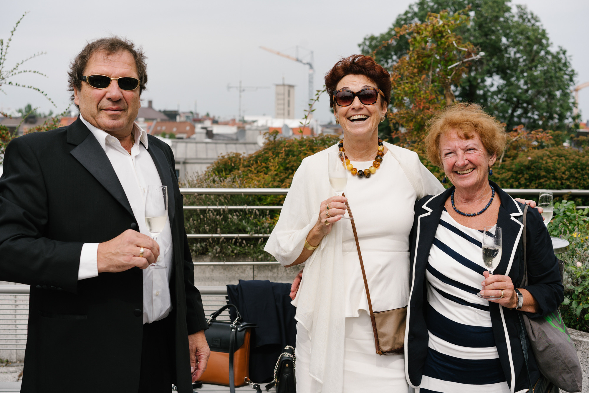 Ehrlicher Hochzeitsfotograf im Garten am Starnberger See, München. Inna Zaytseva Photography | Fotografin in München | Content Creation