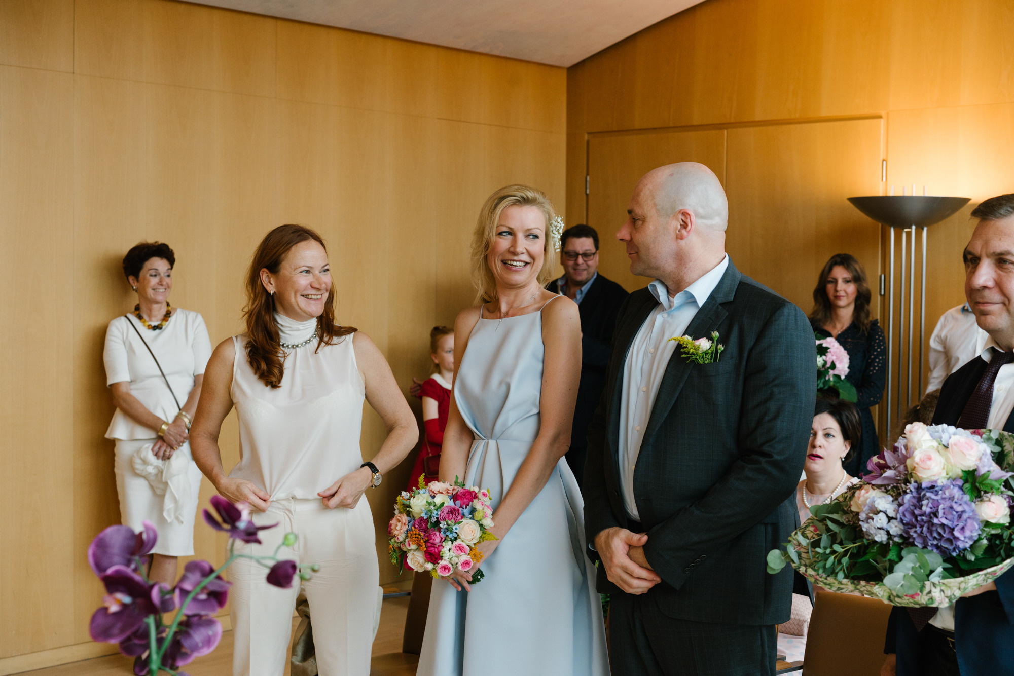 Ehrlicher Hochzeitsfotograf im Garten am Starnberger See, München. Inna Zaytseva Photography | Fotografin in München | Content Creation