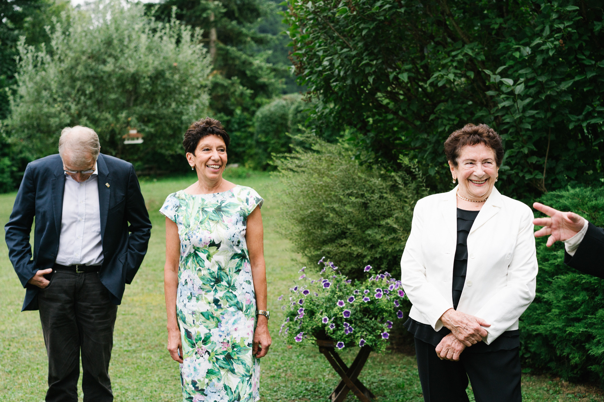 Ehrlicher Hochzeitsfotograf im Garten am Starnberger See, München. Inna Zaytseva Photography | Fotografin in München | Content Creation