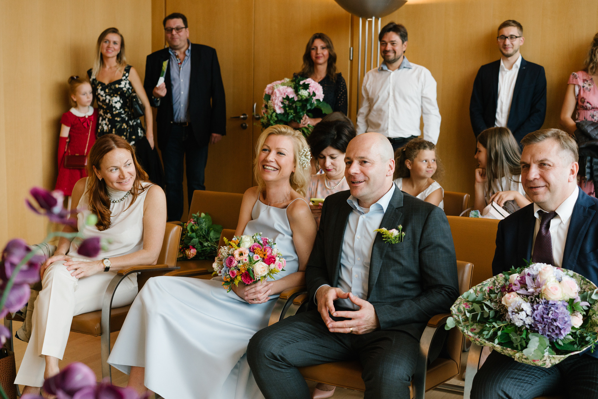 Ehrlicher Hochzeitsfotograf im Garten am Starnberger See, München. Inna Zaytseva Photography | Fotografin in München | Content Creation