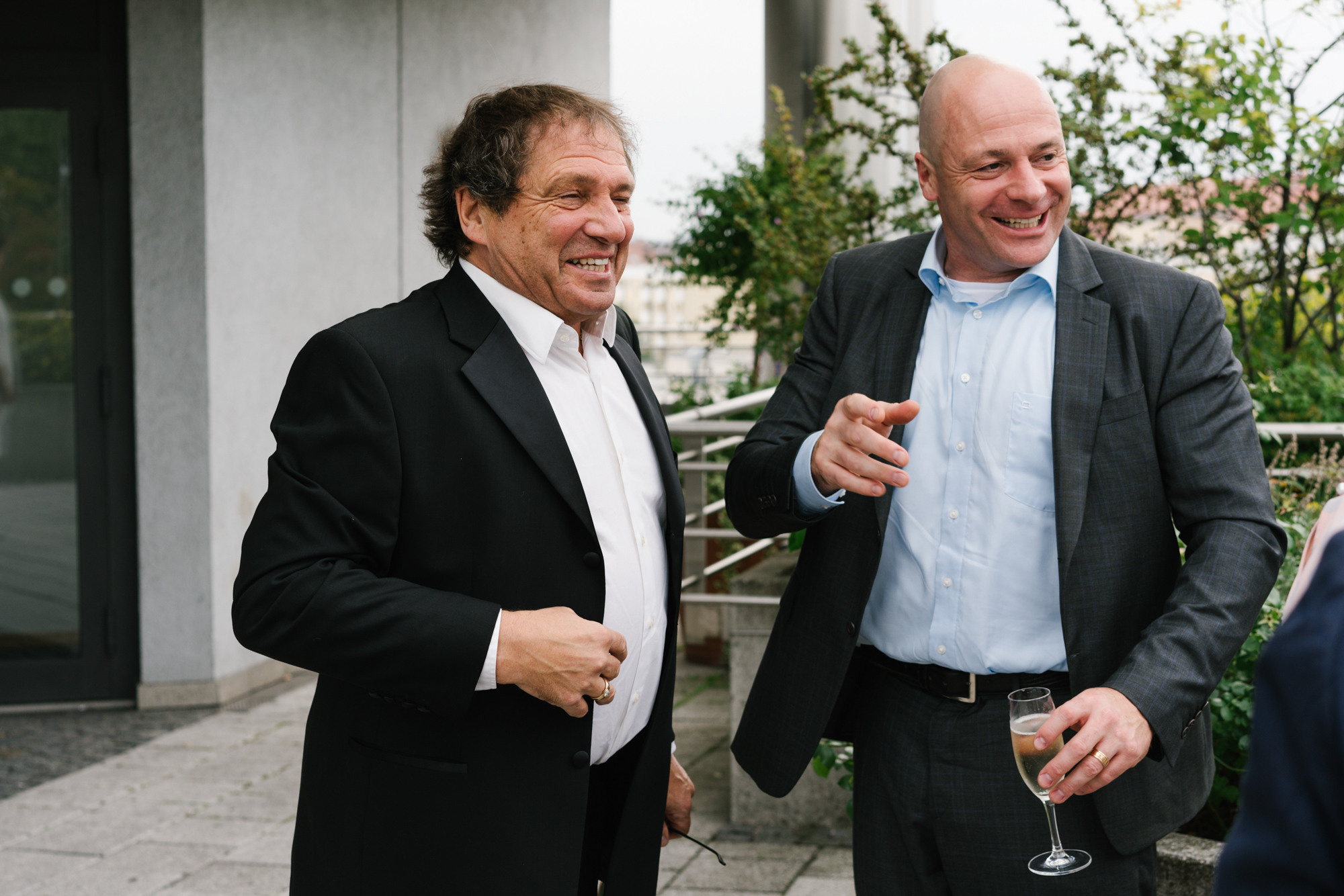 Ehrlicher Hochzeitsfotograf im Garten am Starnberger See, München. Inna Zaytseva Photography | Fotografin in München | Content Creation