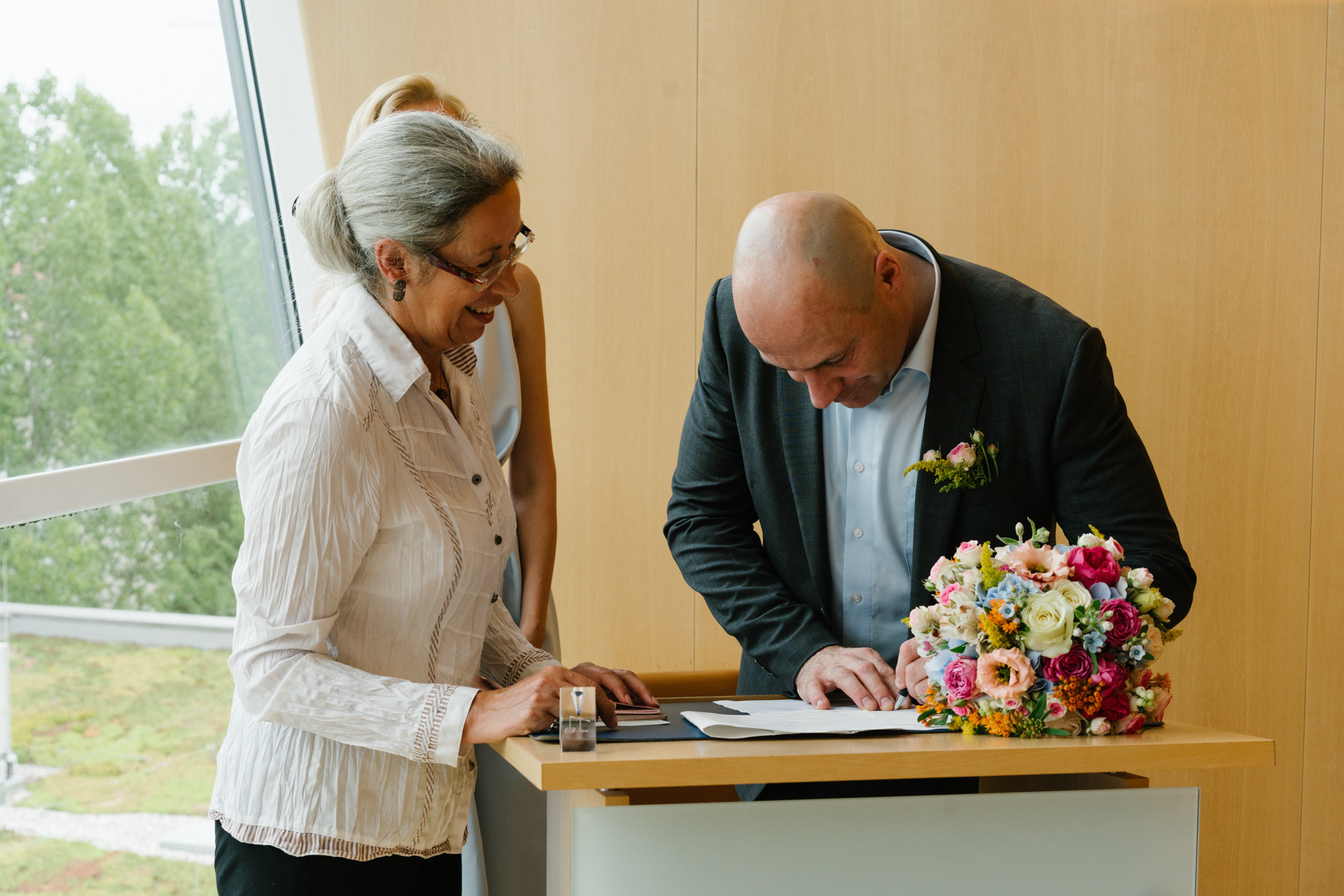 Ehrlicher Hochzeitsfotograf im Garten am Starnberger See, München. Inna Zaytseva Photography | Fotografin in München | Content Creation