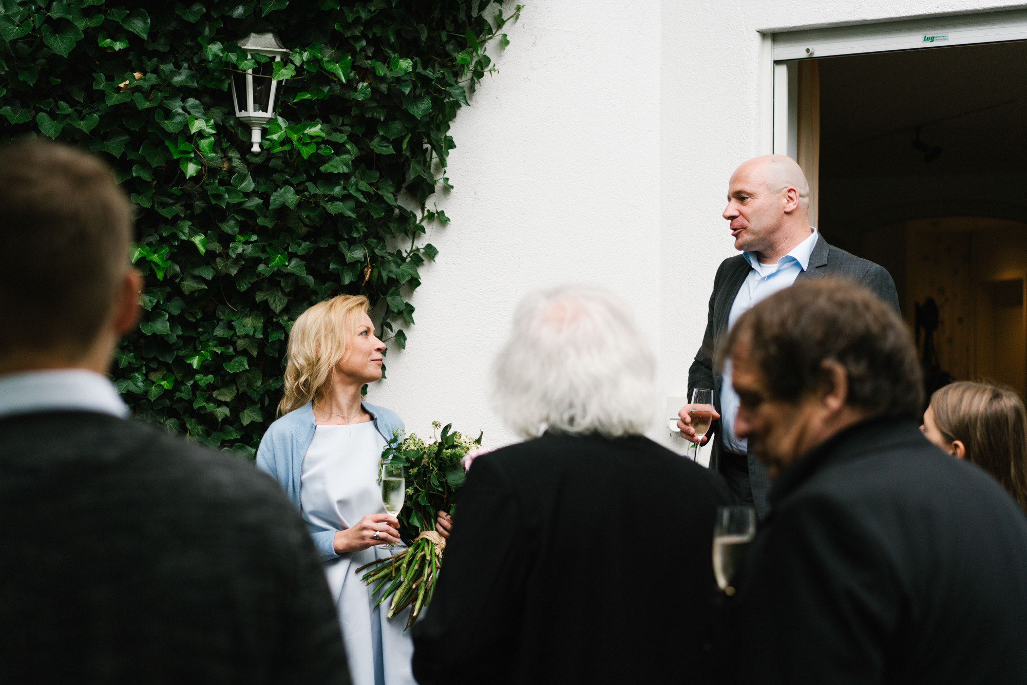 Ehrlicher Hochzeitsfotograf im Garten am Starnberger See, München. Inna Zaytseva Photography | Fotografin in München | Content Creation