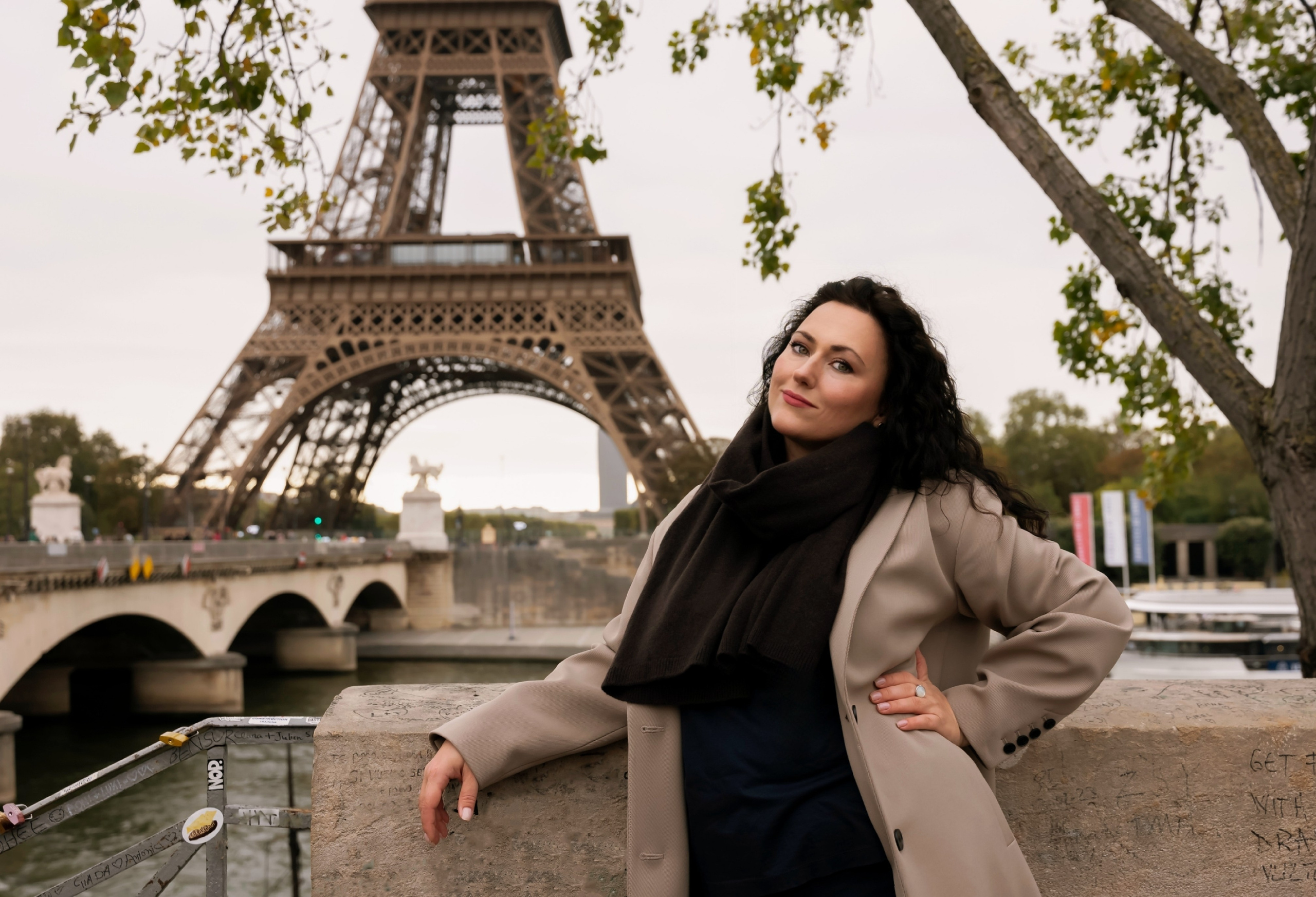 Street photoshoot in Paris. Alina Tagzieva- a photograper in Paris