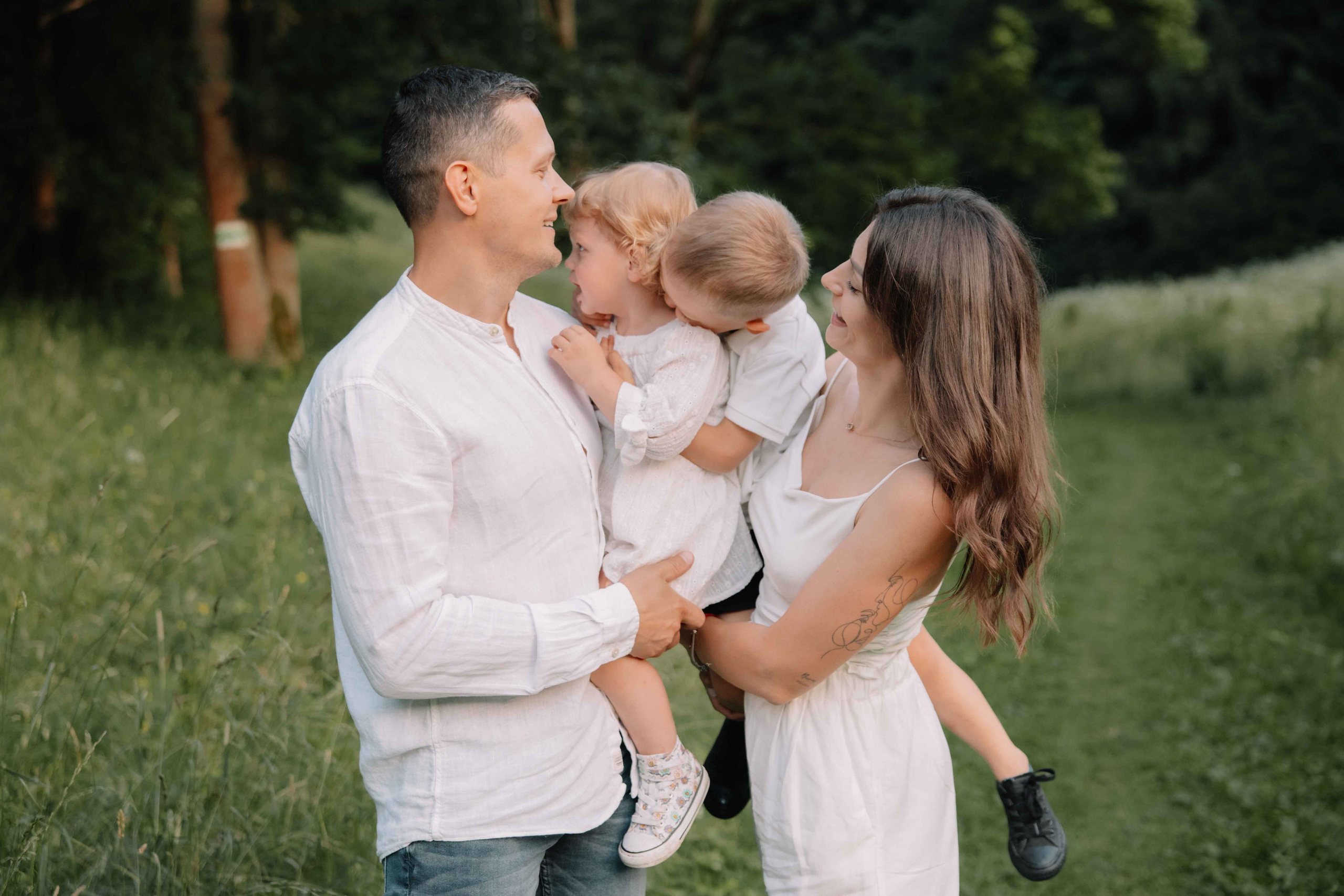 Šeimos fotosesija Vilniuje — namie, gamtoje, studijoje. Framed by Evelina | Vestuvių fotografė