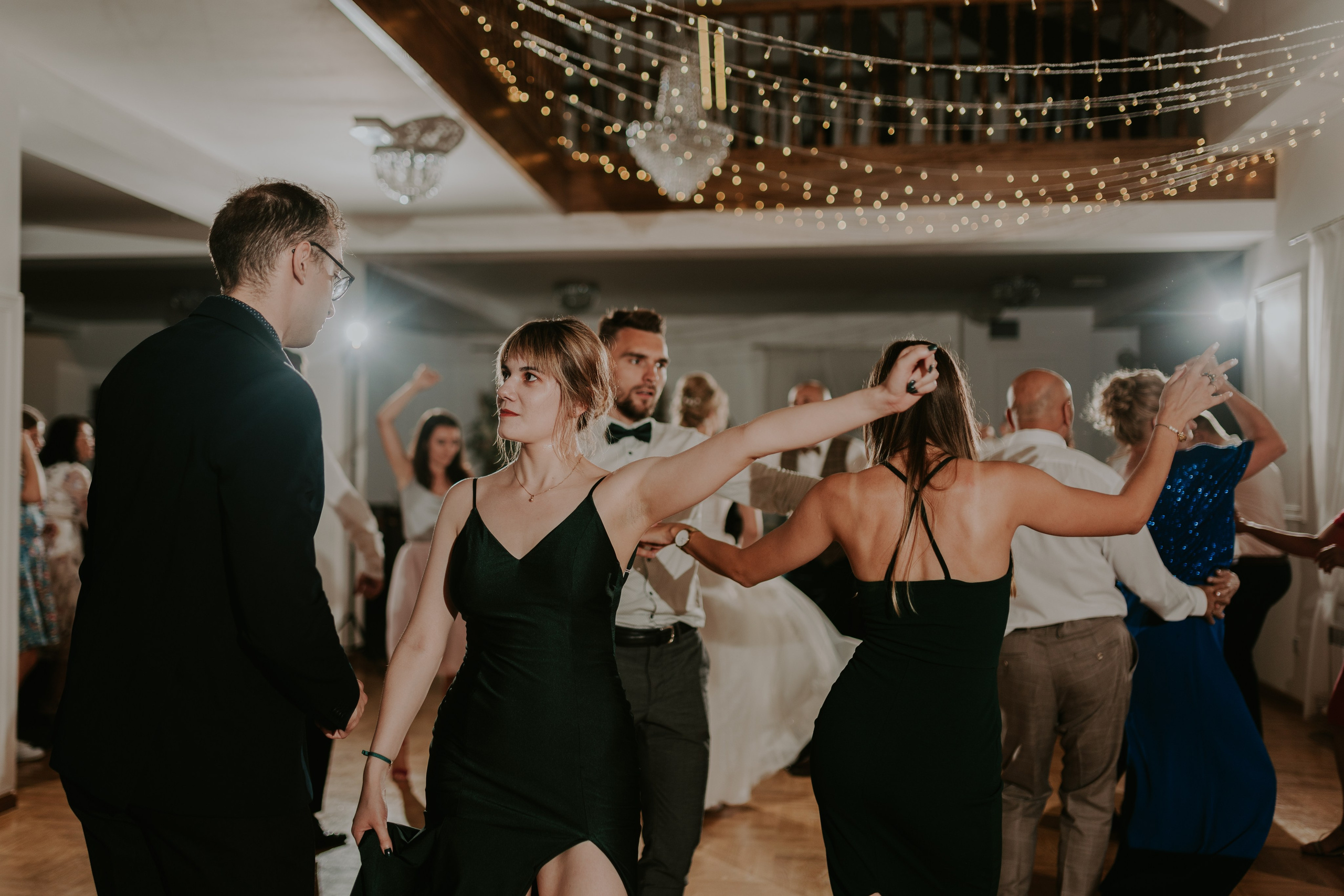 Dwór Wierzbno: plenerowy ślub pod wierzbą. Karkowskafoto - fotografia miłości