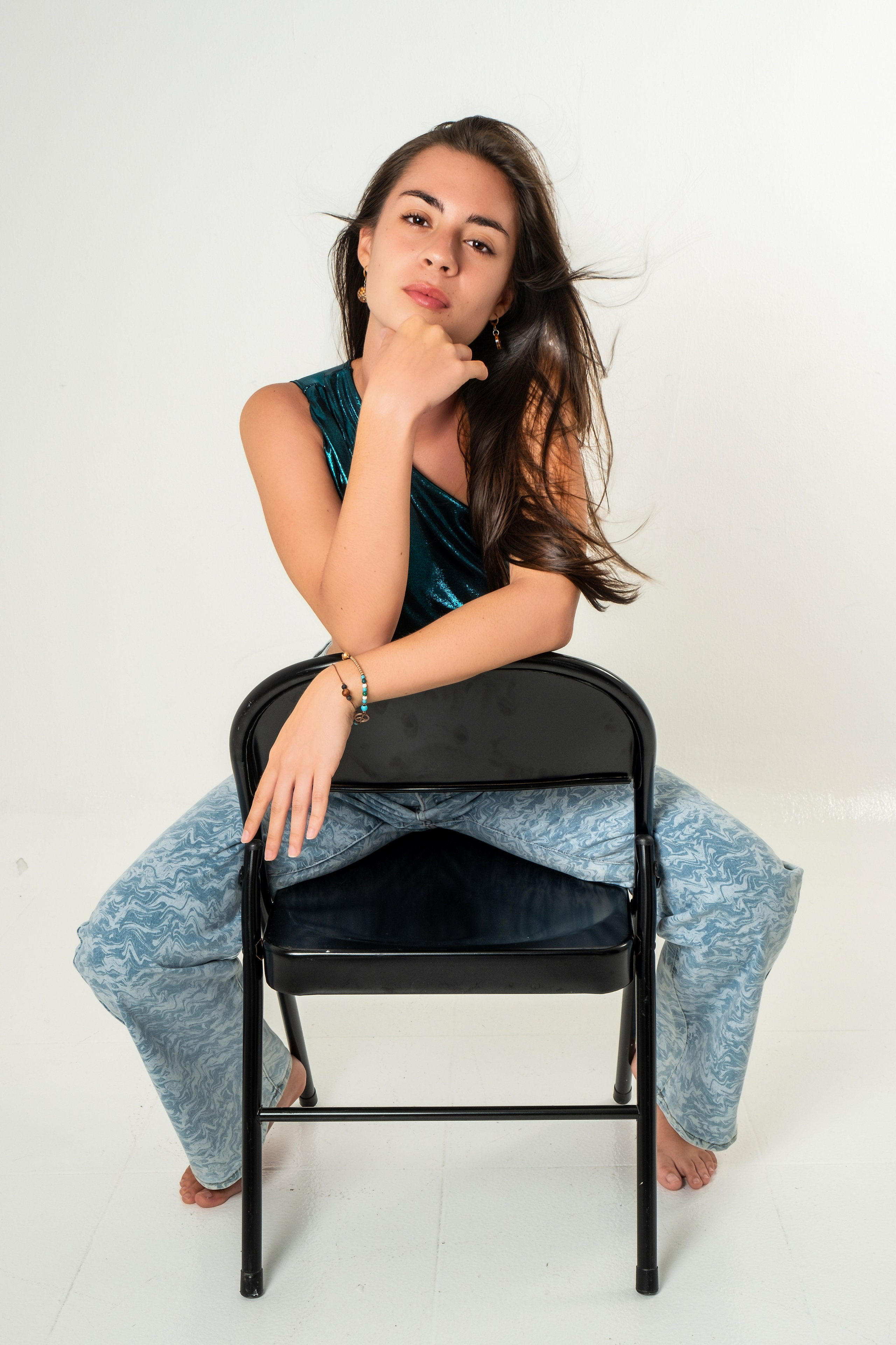 Fotografía de moda profesional con actriz posando de manera creativa.