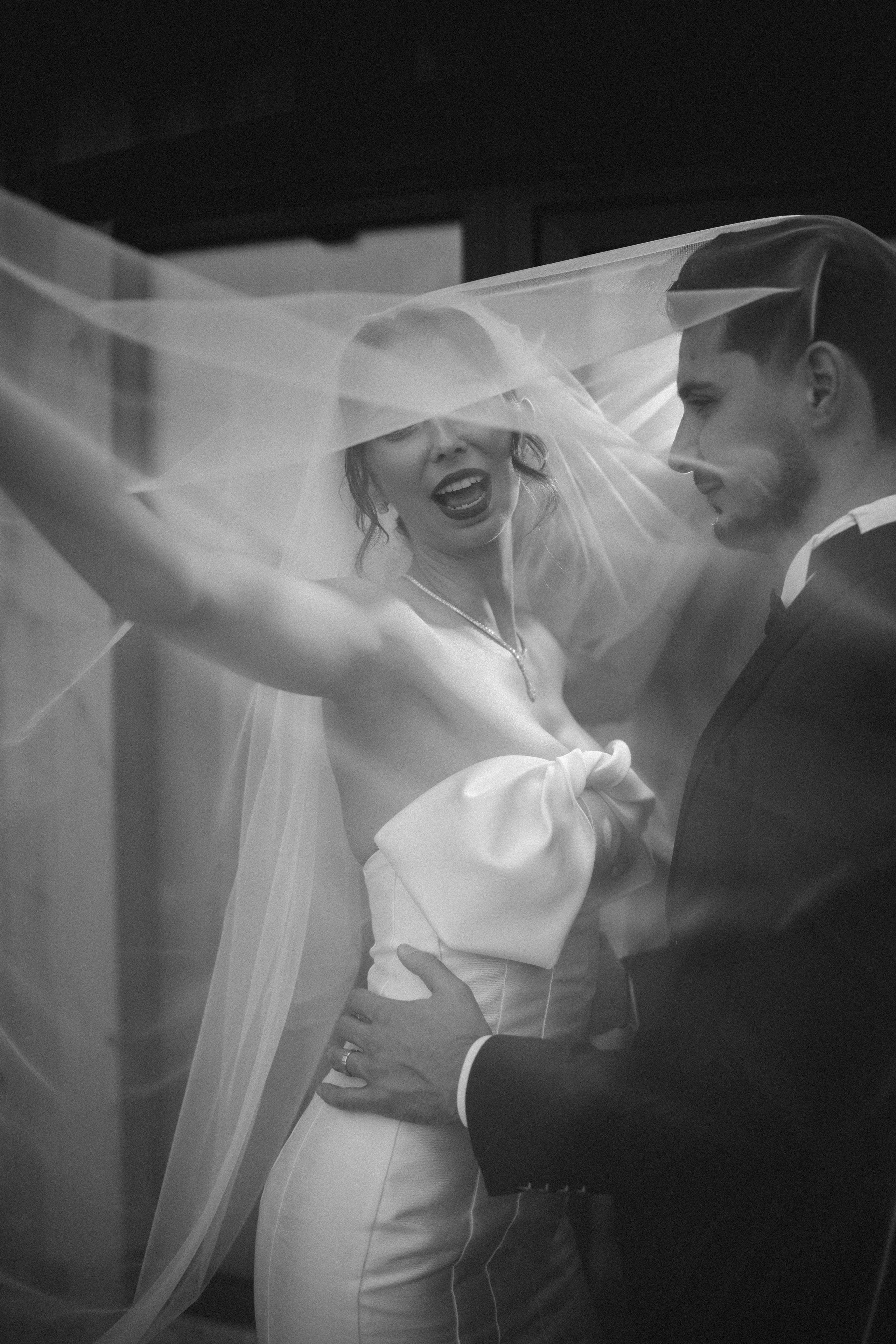 Moment spontan între miri în timpul ședinței foto de la Cabana Masiv.