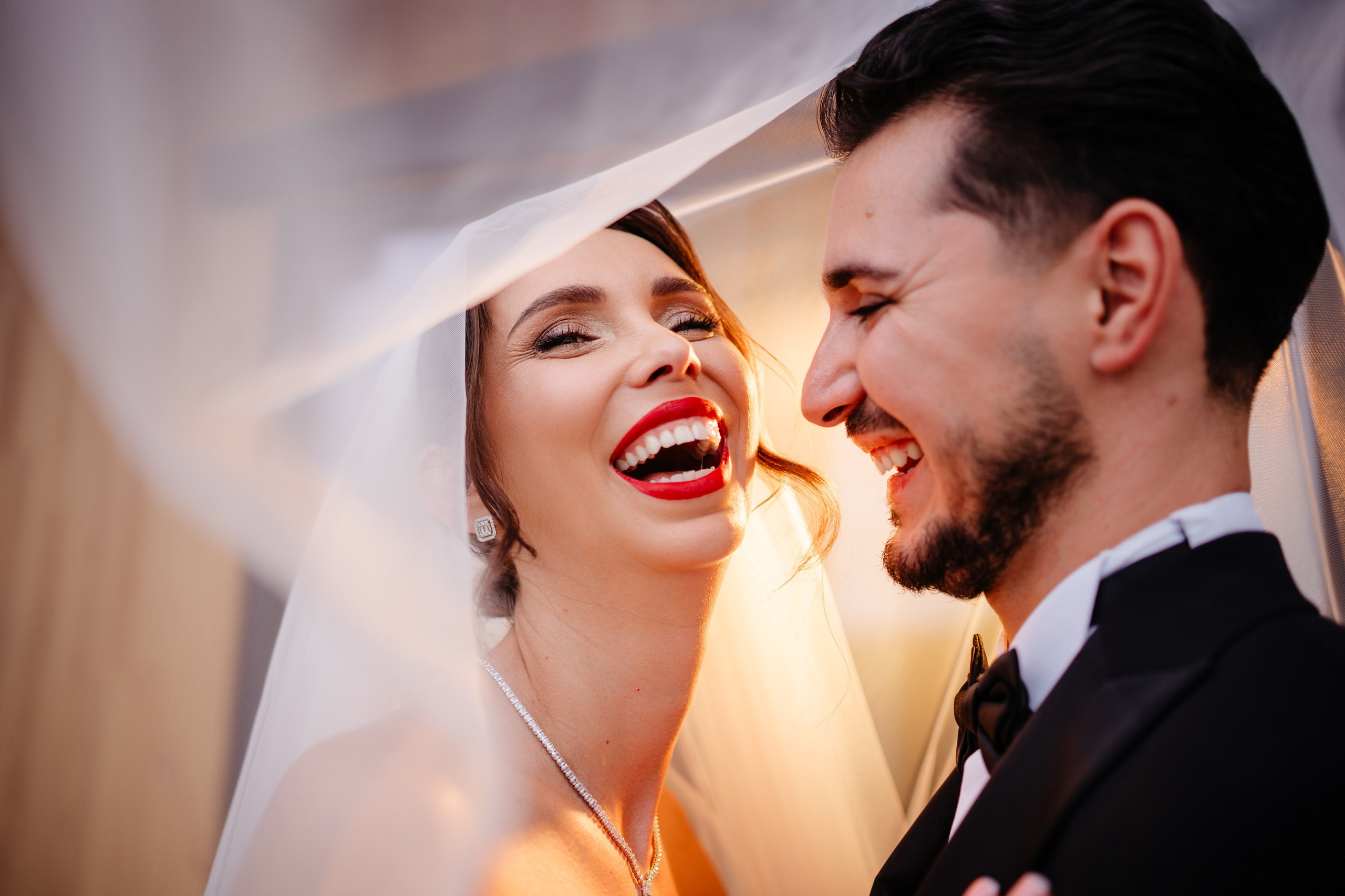 Moment spontan între miri în timpul ședinței foto de la Cabana Masiv.