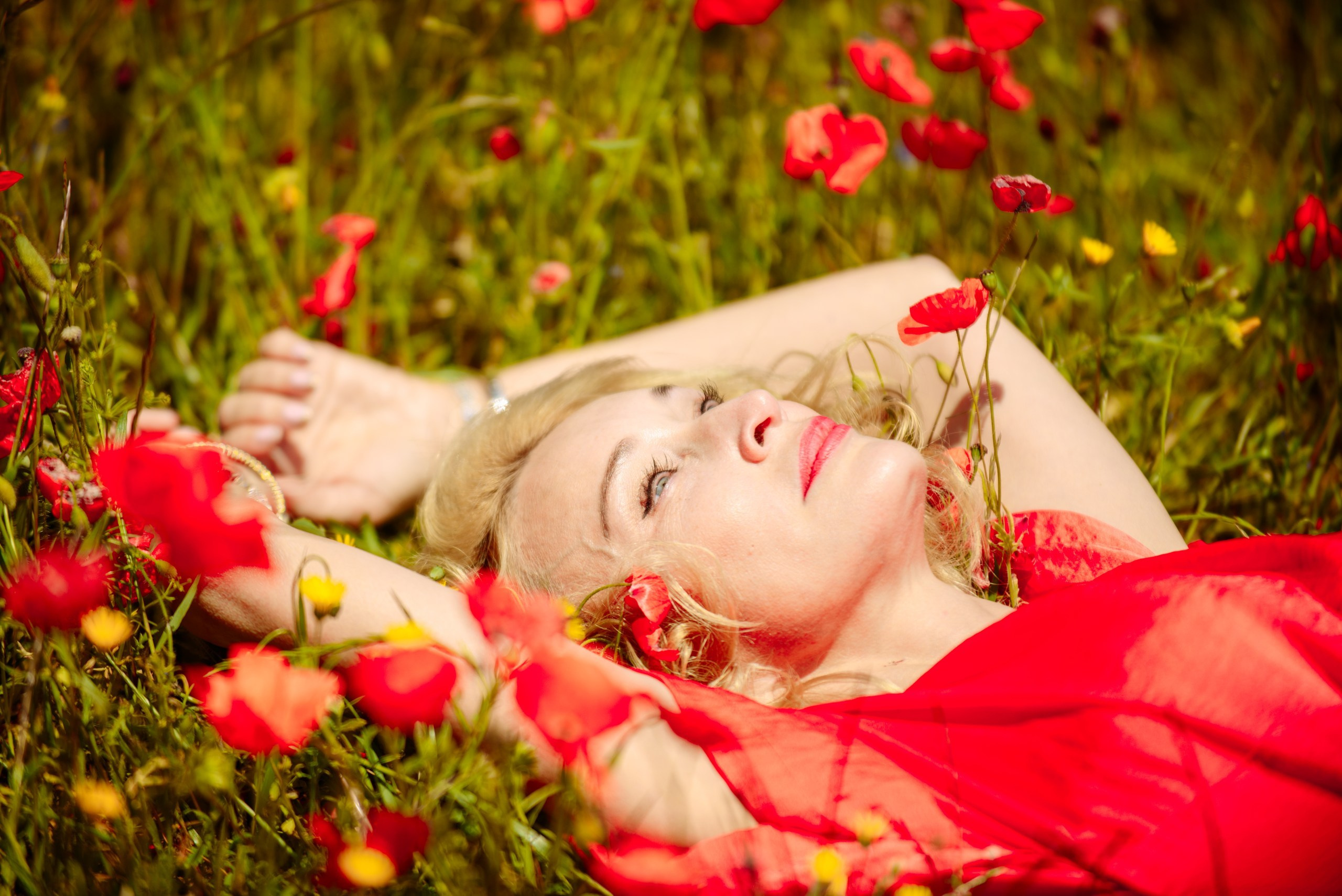 Olga Campos flores rojos. Фотограф Екатерина Гасанова — фотосессии в Барселоне