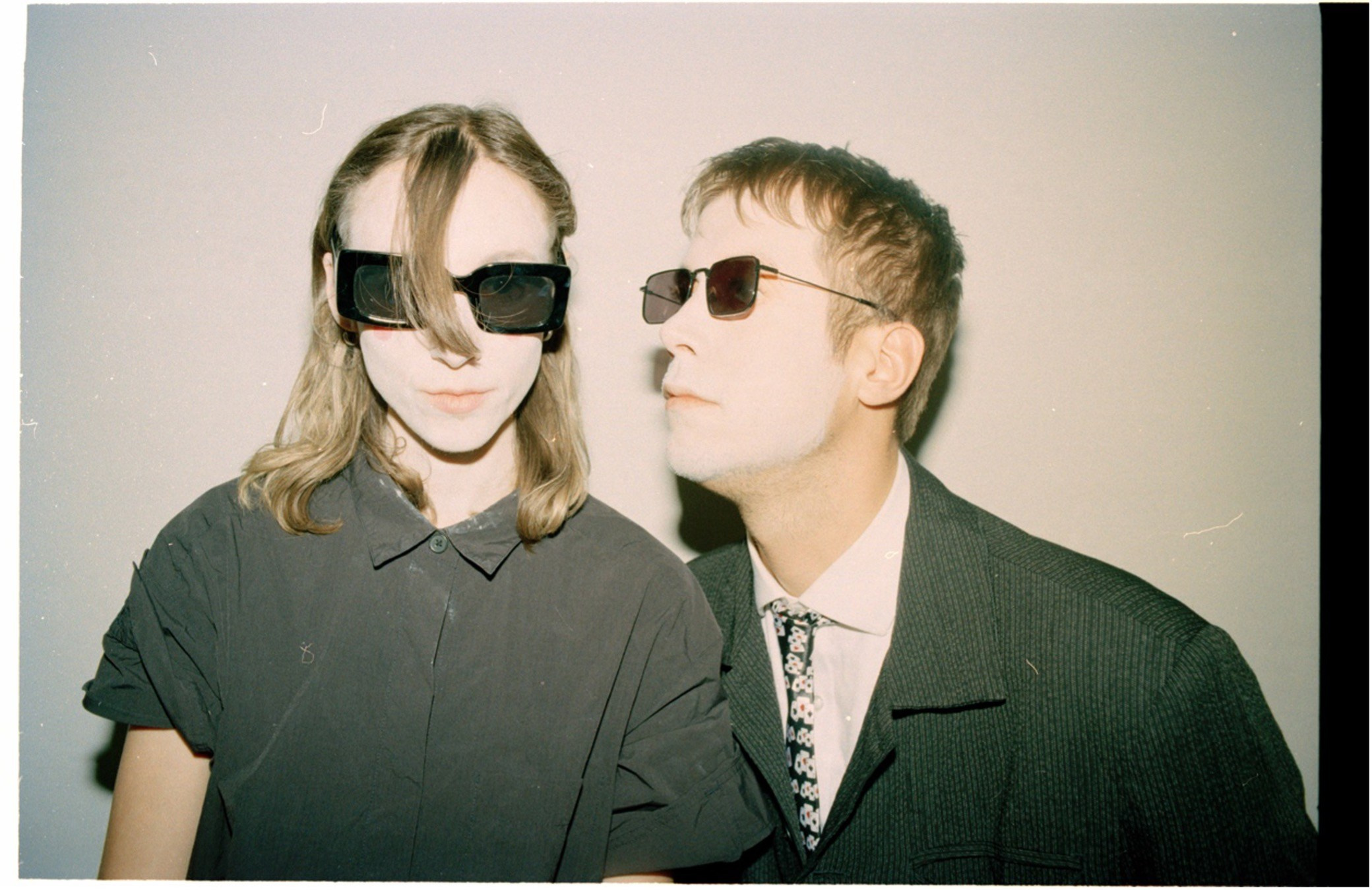 AURORA y Tom Rowlands lanzan el nuevo proyecto TOMORA y presentan un potente tema debut | FOTKAI