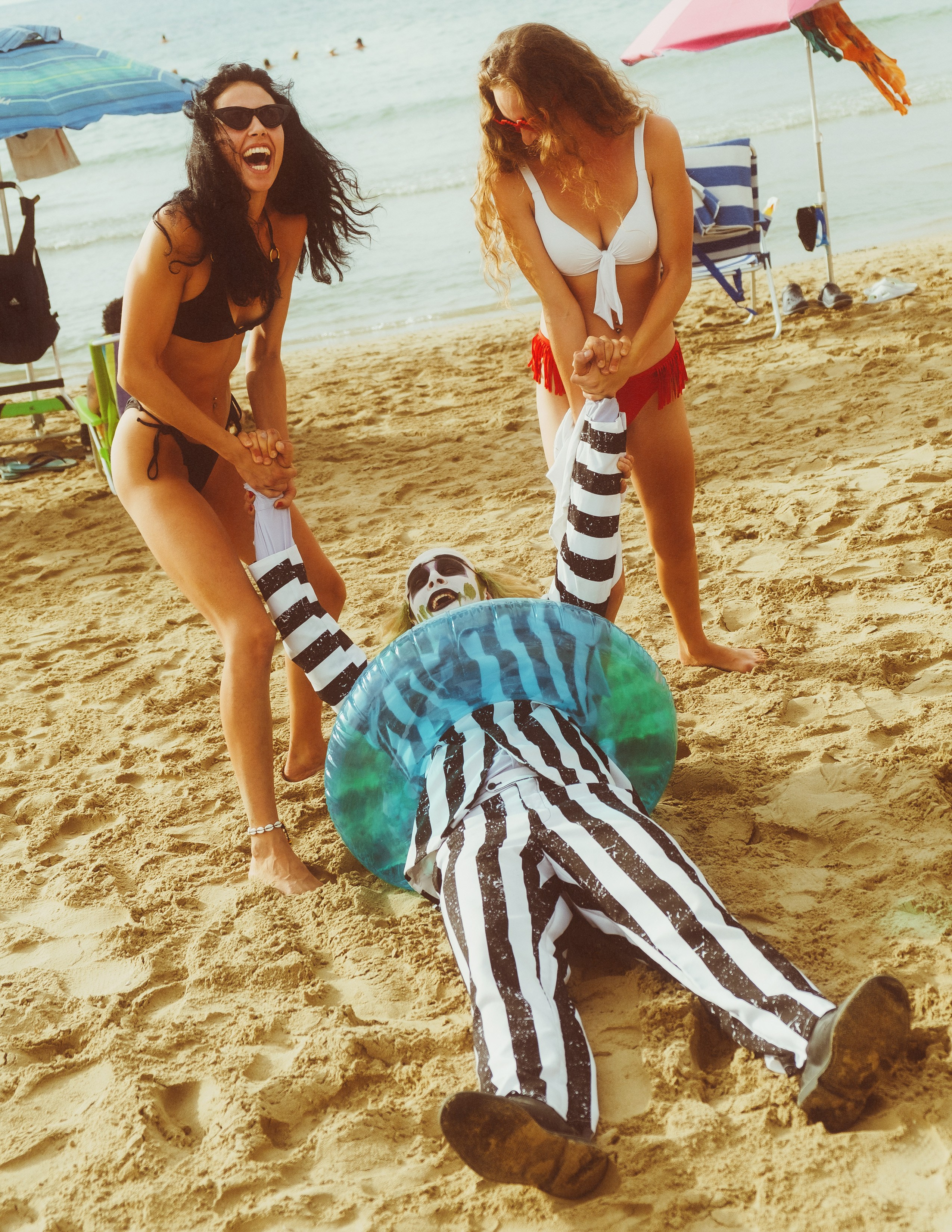 Beetlejuice на море: Экспериментальная фотосессия с цирковыми артистами — Фотограф Андрей Луковников