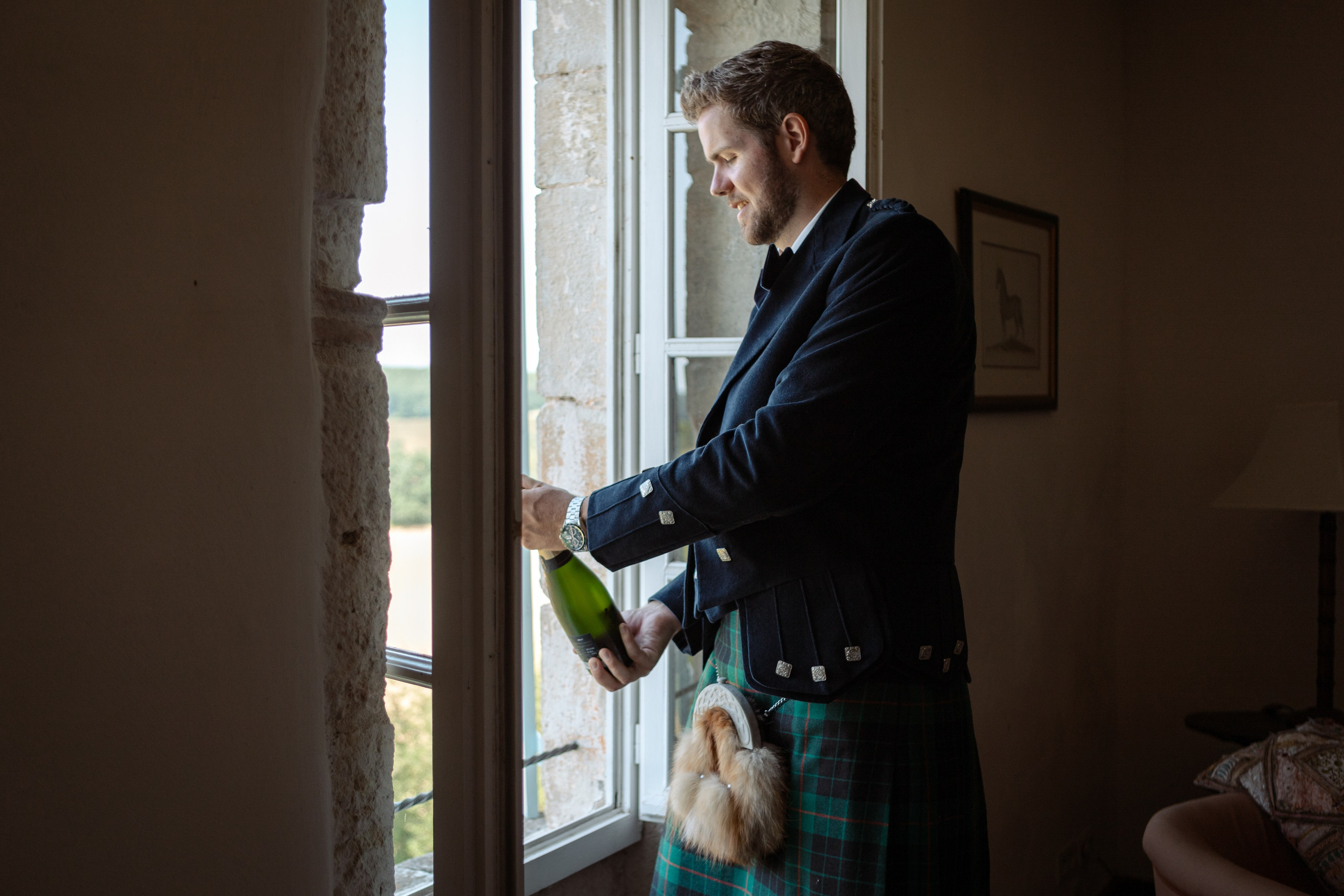 British — scottish wedding in Souquet Hall, Aquitaine, France. Eugénie Smirnova — your photographer in Toulouse and southwest France