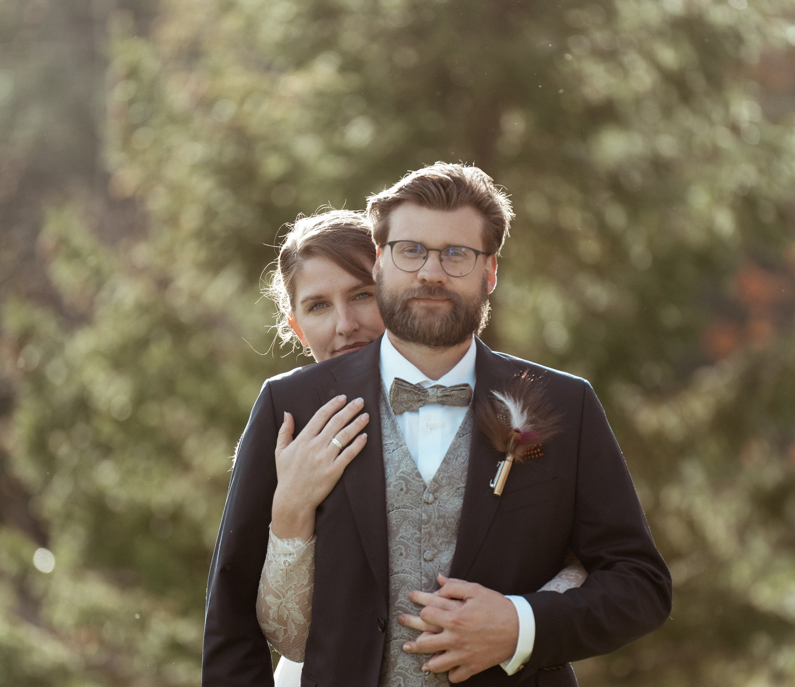 Det vakre brudeparet står ved siden av hverandre en sensommerdag