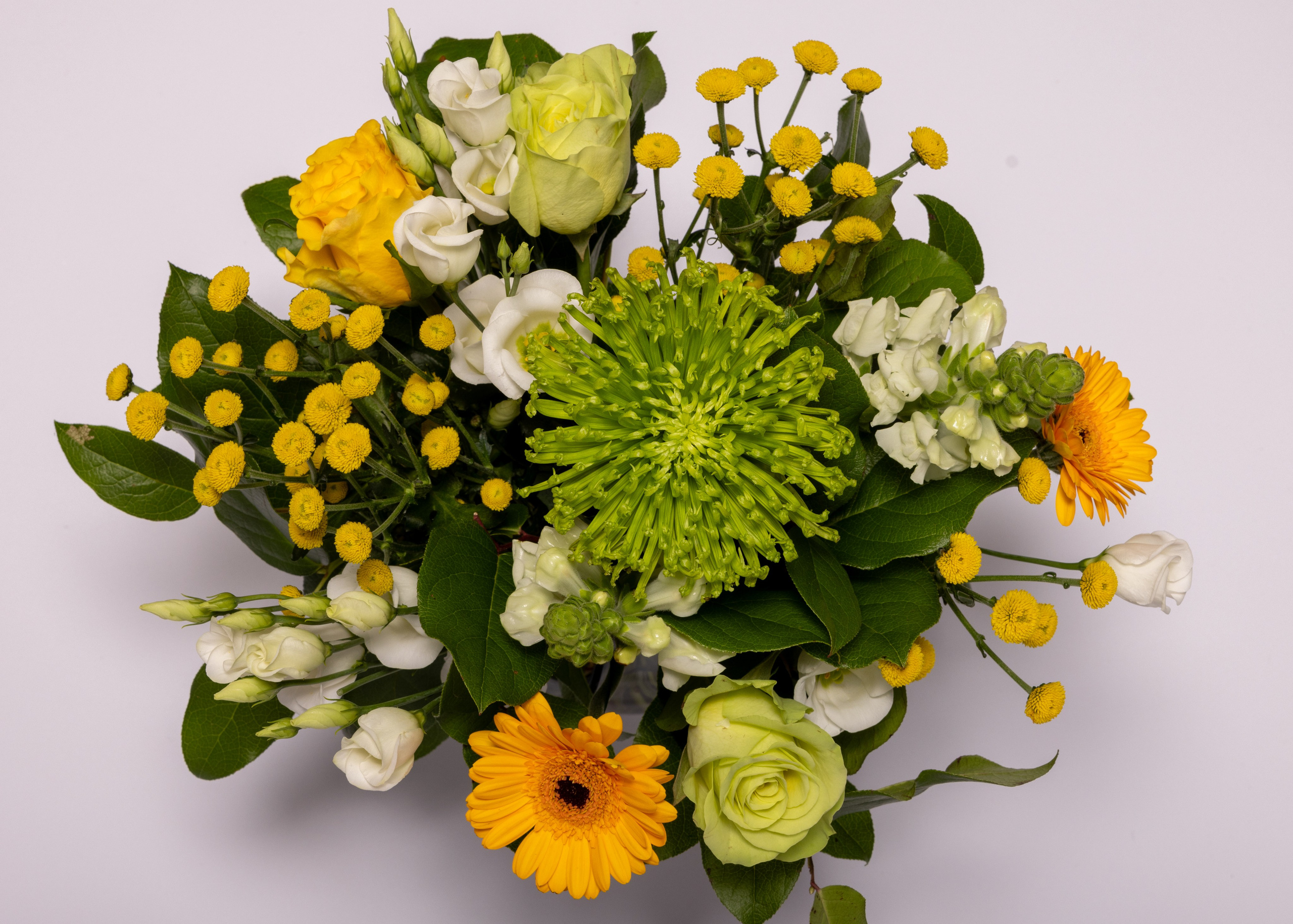 Forkæl påskebordet med denne skønne buket i gule og lyse nuancer. Alle vores buketter laves ud fra sæsonens udvalg af blomster, og billedet er derfor vejledende. Levering i Aarhus og omegn.