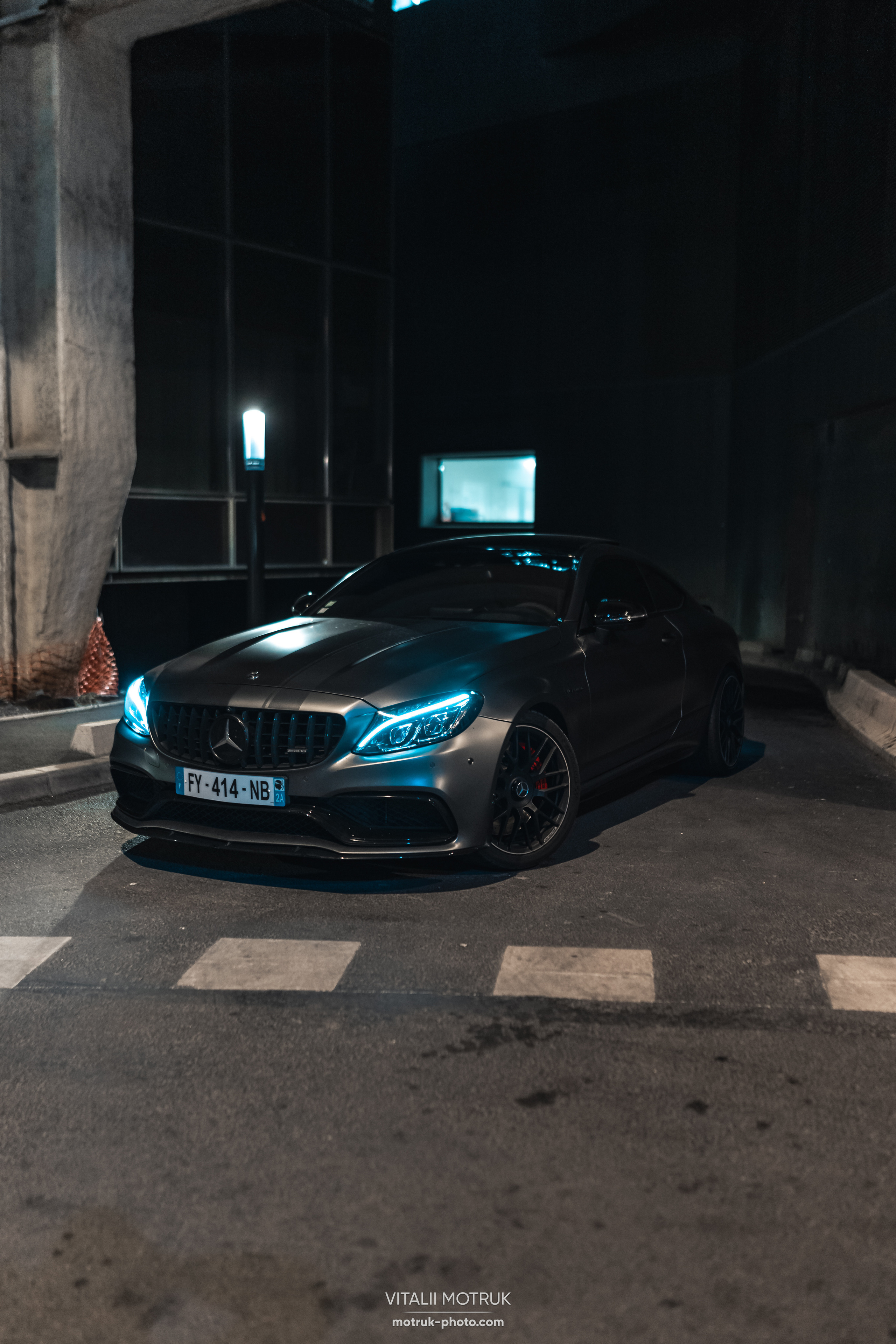 Rasso Nuit la Defense. Photographe de voitures à Paris — Vitalii Motruk