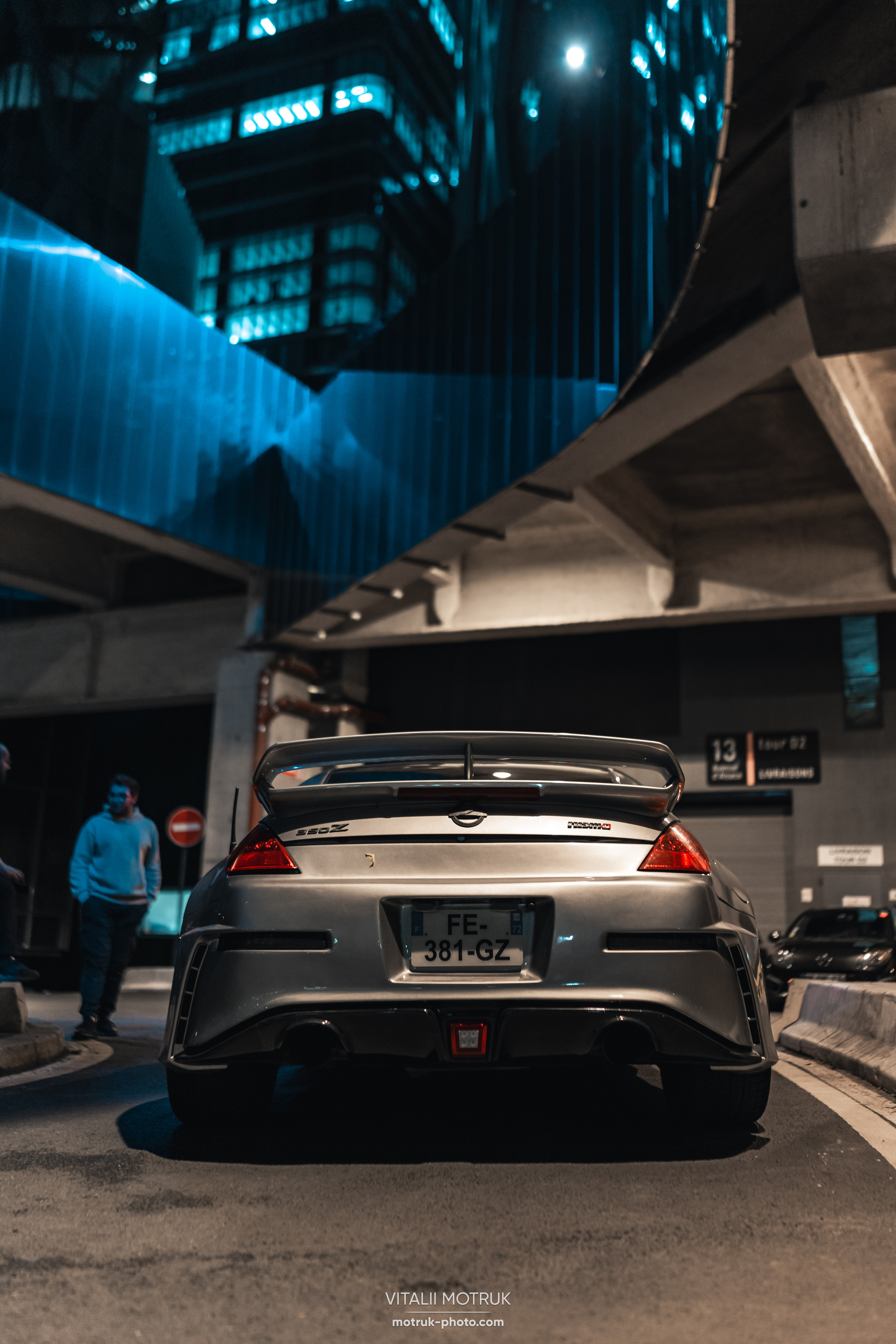 Rasso Nuit la Defense. Photographe de voitures à Paris — Vitalii Motruk