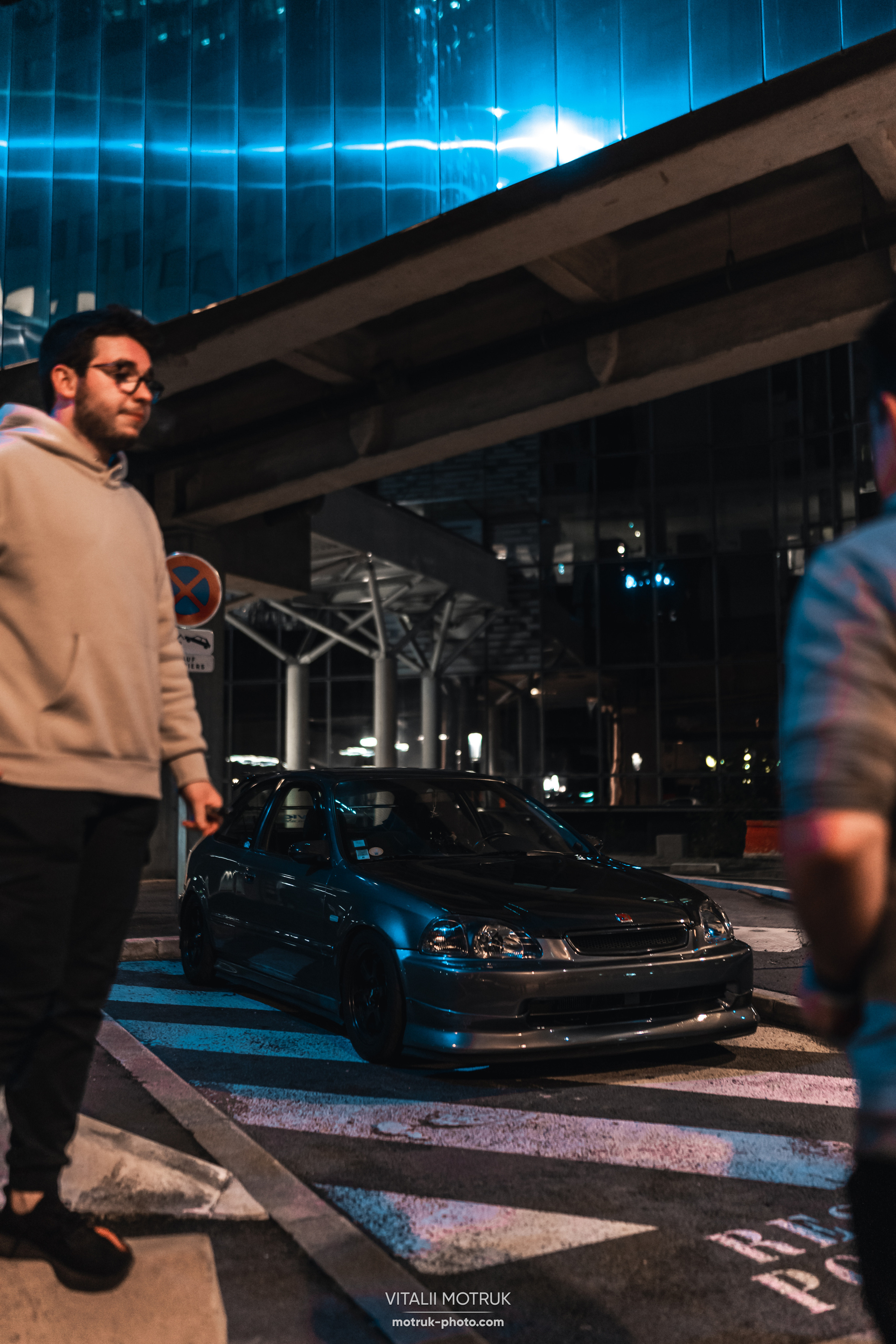 Rasso Nuit la Defense. Photographe de voitures à Paris — Vitalii Motruk