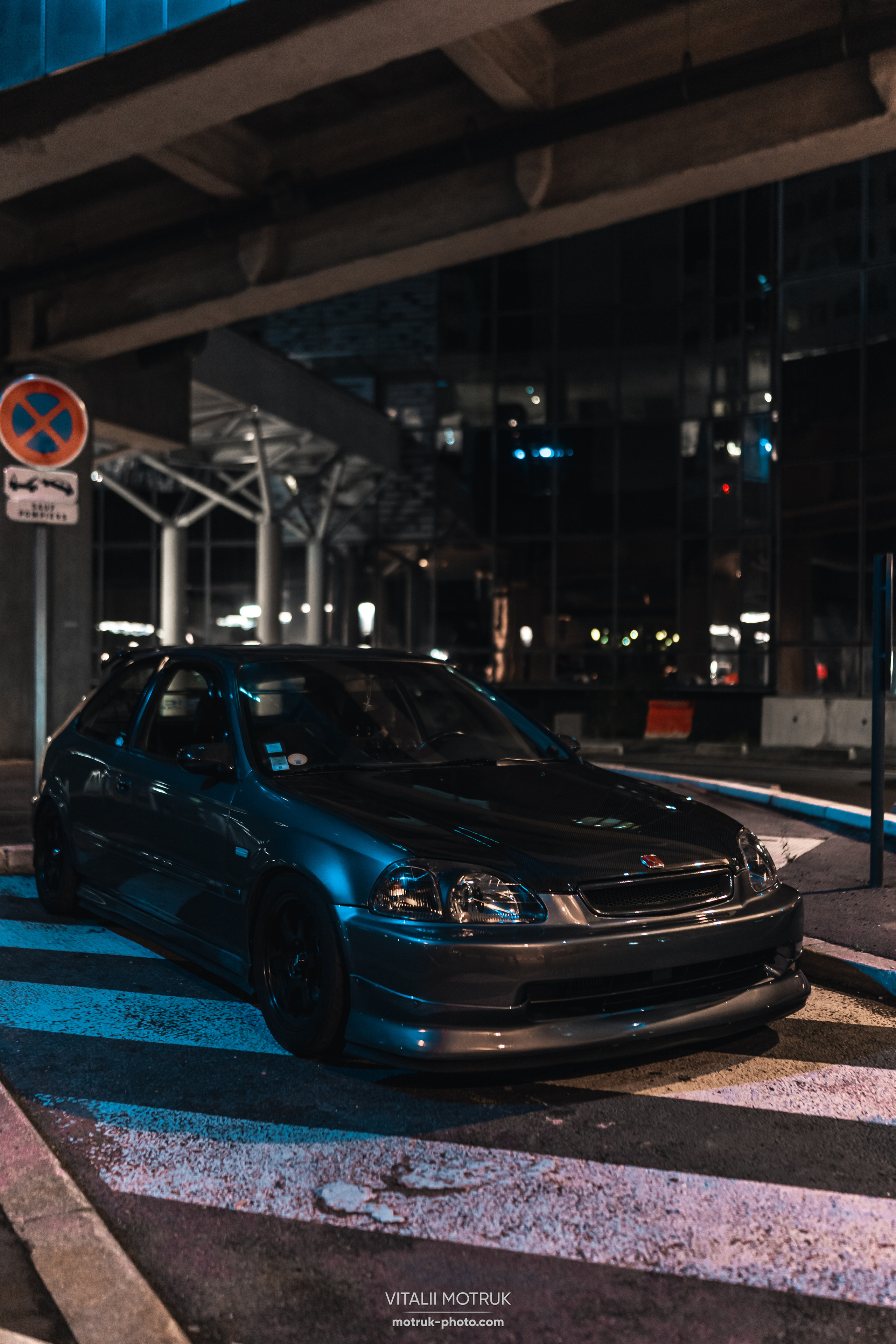 Rasso Nuit la Defense. Photographe de voitures à Paris — Vitalii Motruk