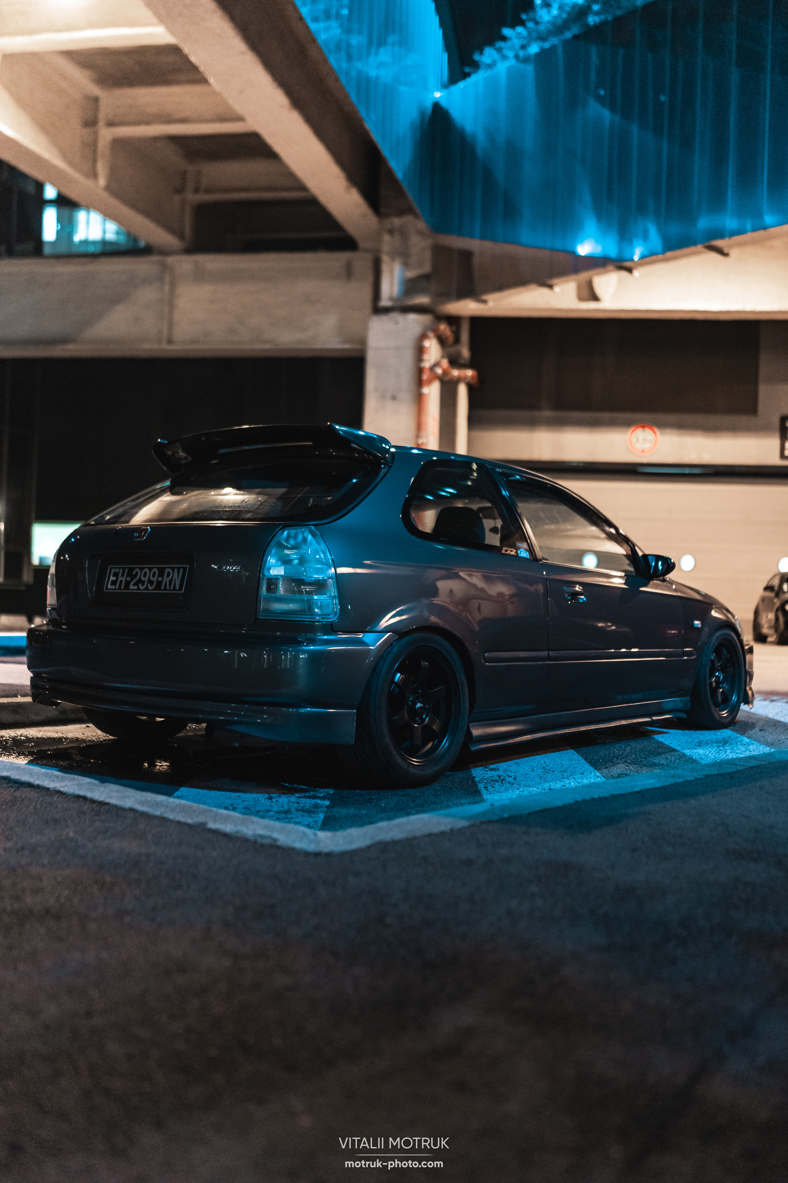 Rasso Nuit la Defense. Photographe de voitures à Paris — Vitalii Motruk
